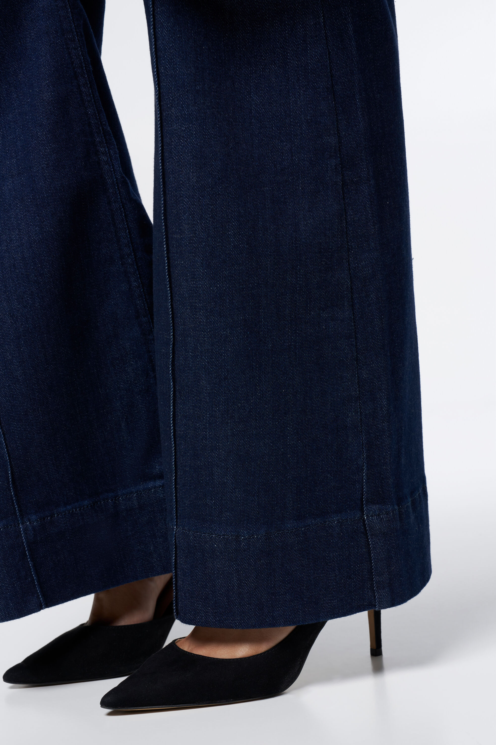 Jean &agrave; jambe &eacute;vas&eacute;e avec surpiq&ucirc;res d&eacute;coratives image number 4