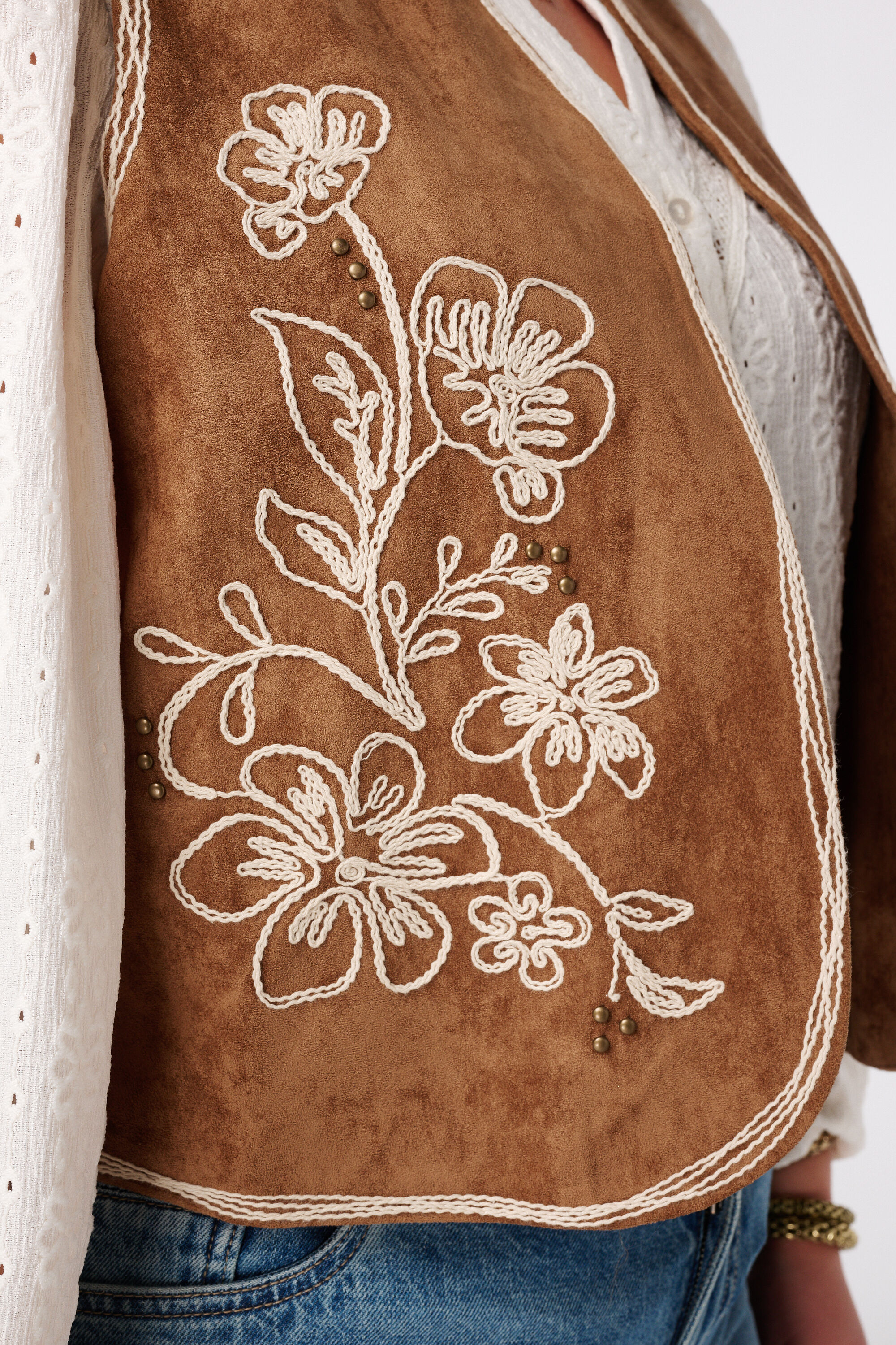 Gilet en su&eacute;dine avec broderie image number 6