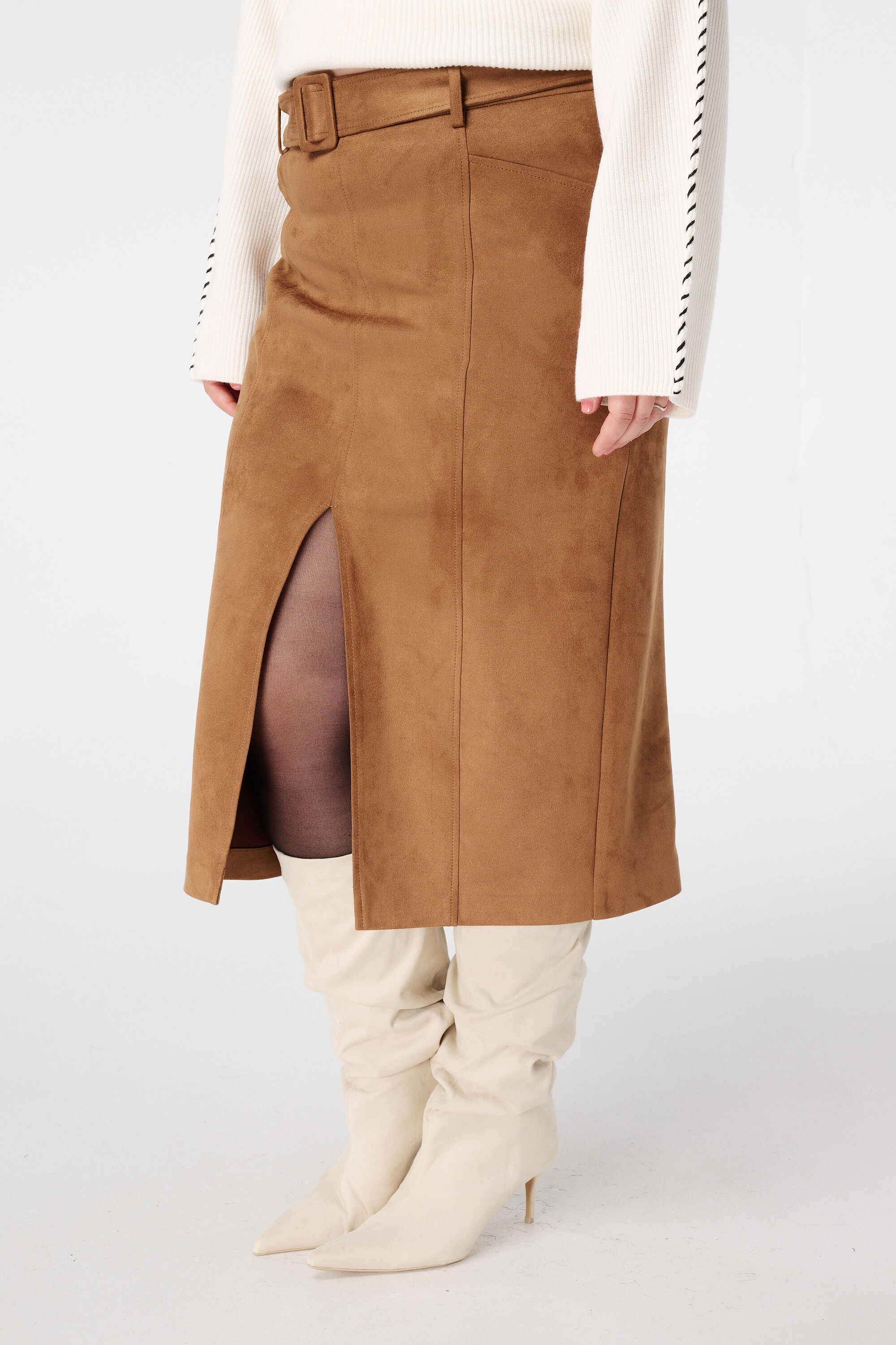 Jupe midi en simili daim avec ceinture image number 5