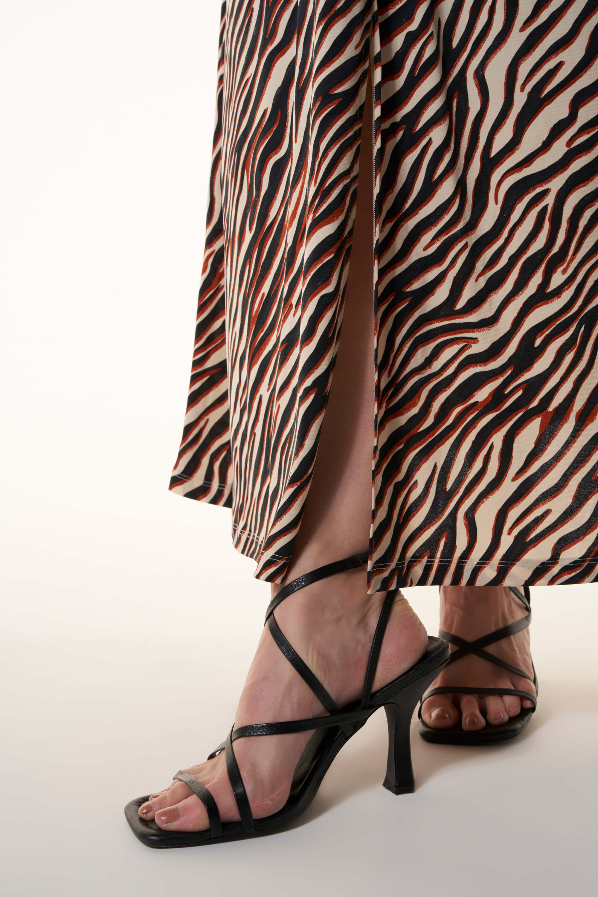 Robe maxi &agrave; d&eacute;tails torsad&eacute;s  image number 4