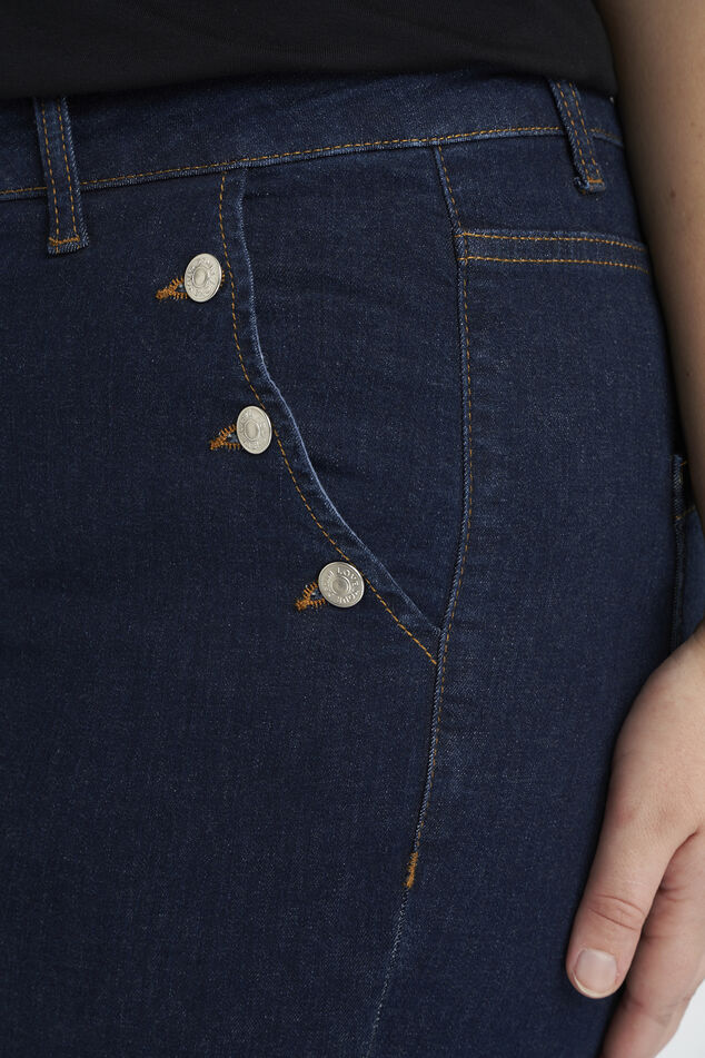 Jeans au décor boutonné image number 5