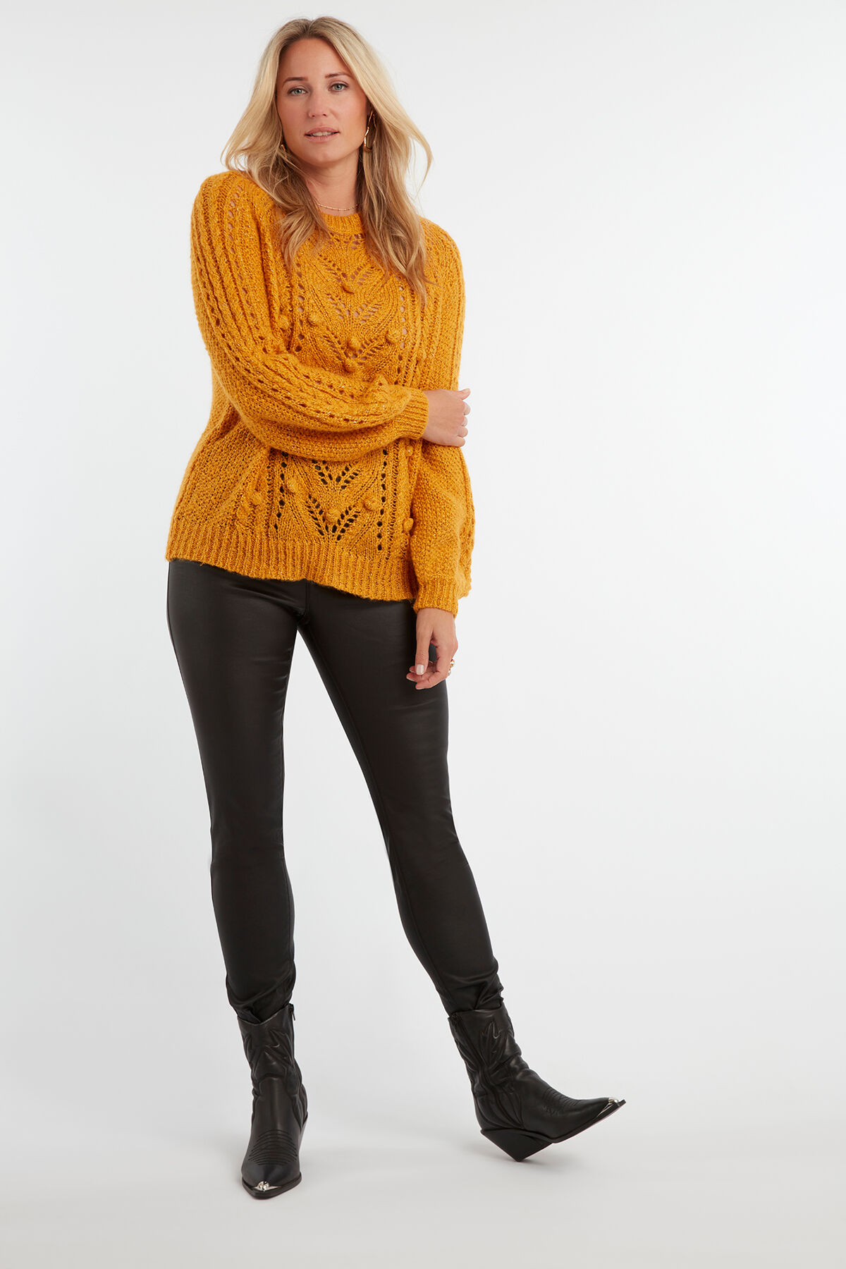 Pull en maille &agrave; pompons image number 7