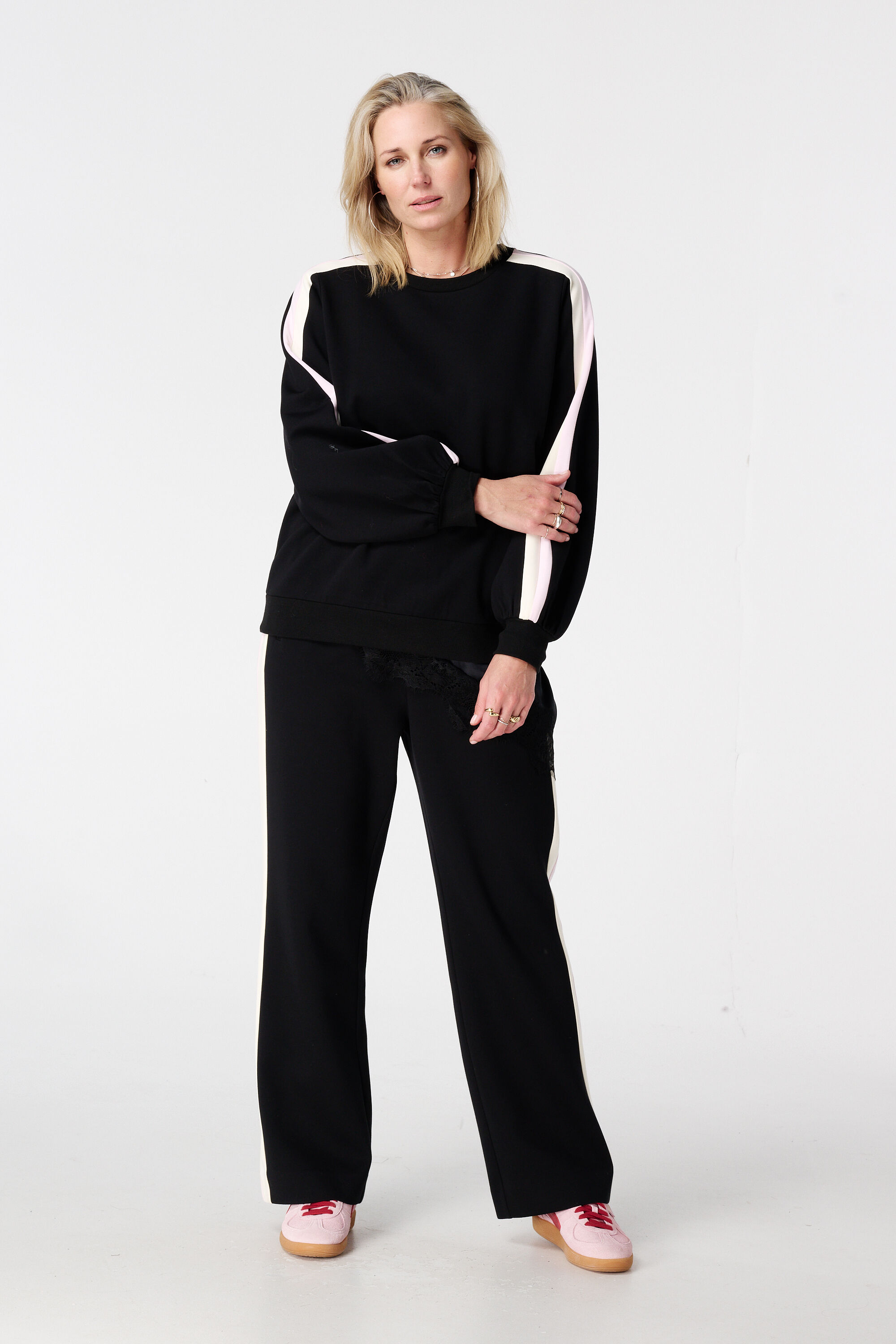 Pull avec manches ballon et rayures sportives image number 5