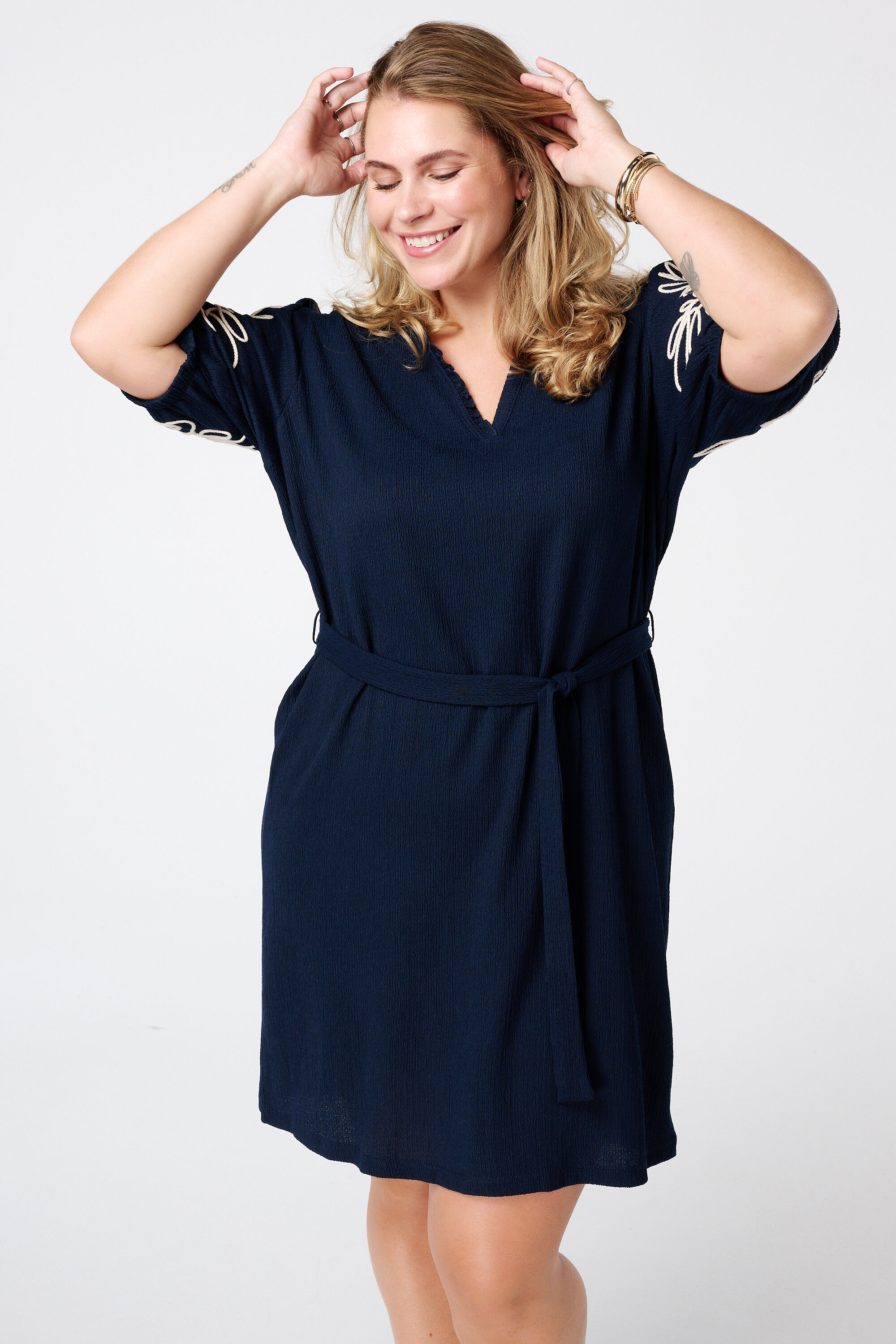 Robe avec d&eacute;tails sur les manches image number 5