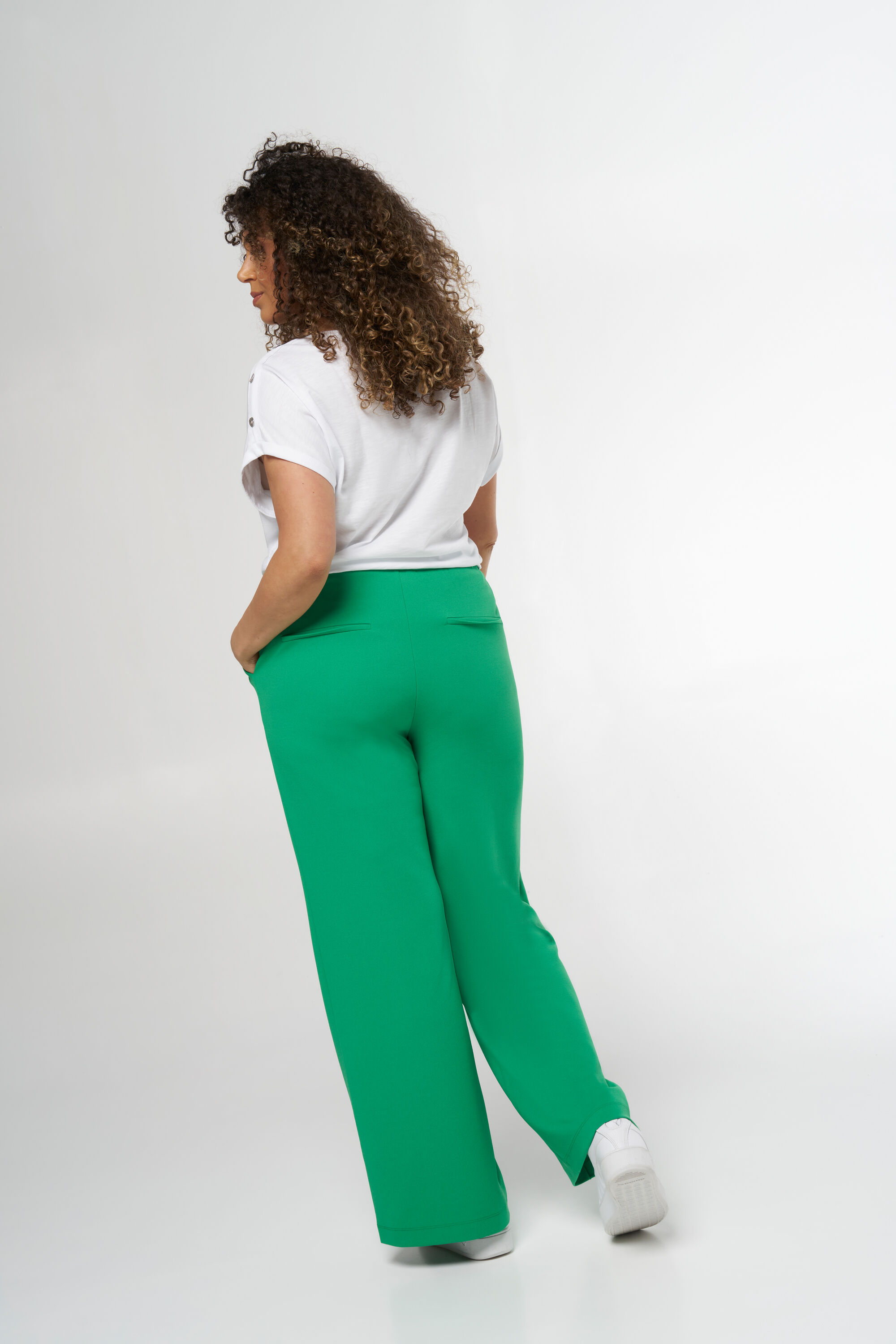 Pantalon &eacute;vas&eacute; et extensible image number 1