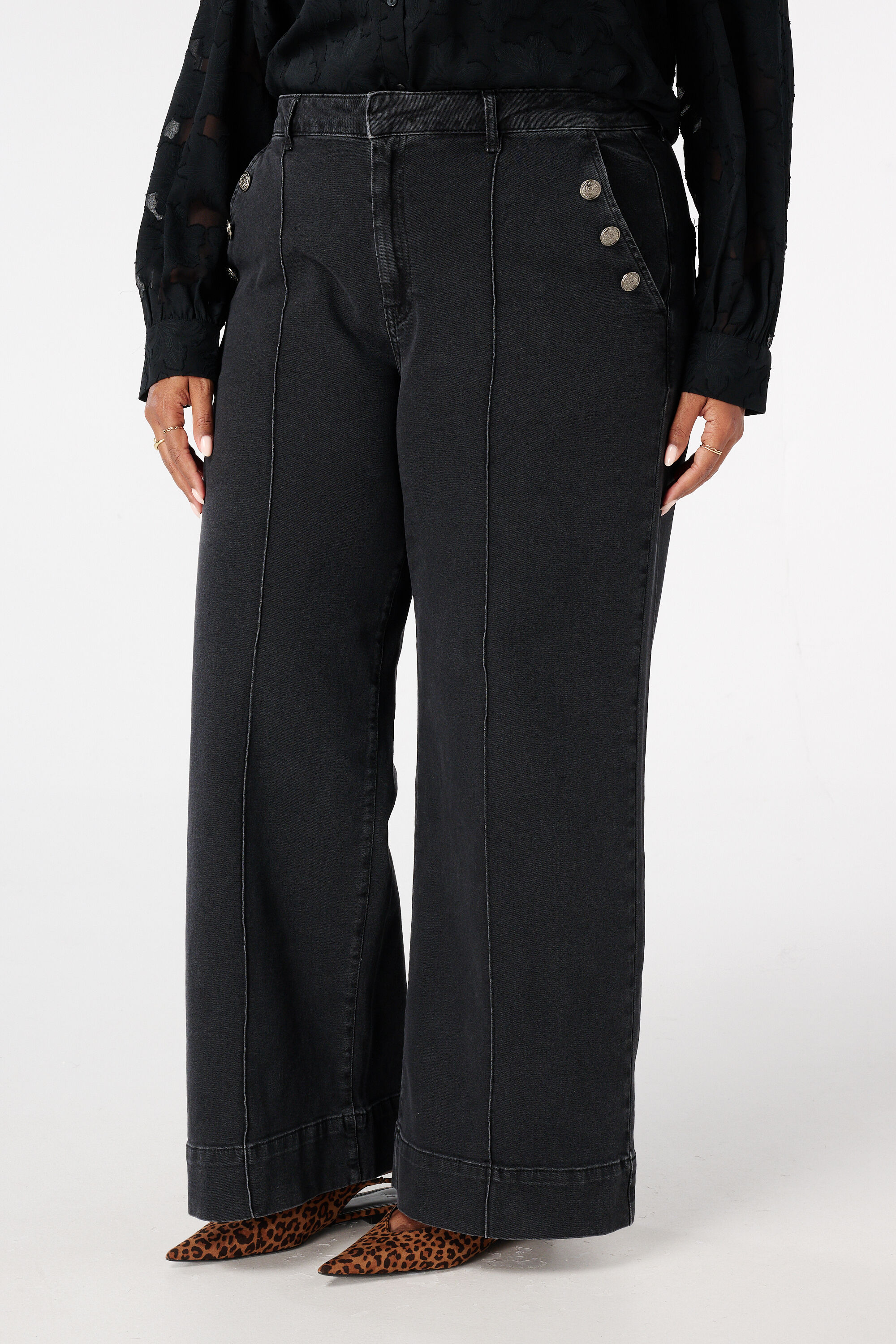 Jean &agrave; jambes larges avec boutons d&eacute;coratifs image number 5