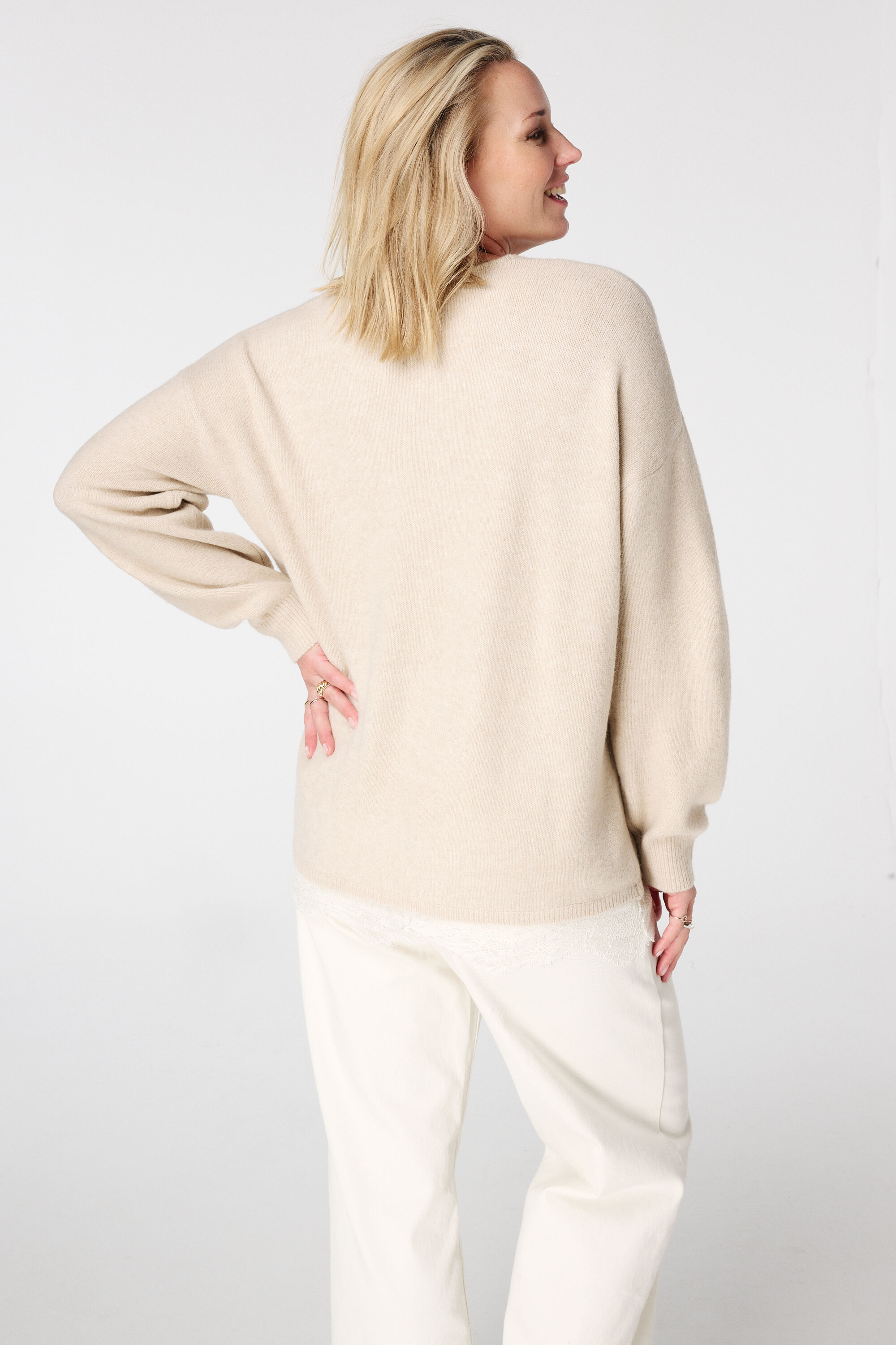 Pull &agrave; col en V avec bas en dentelle image number 3