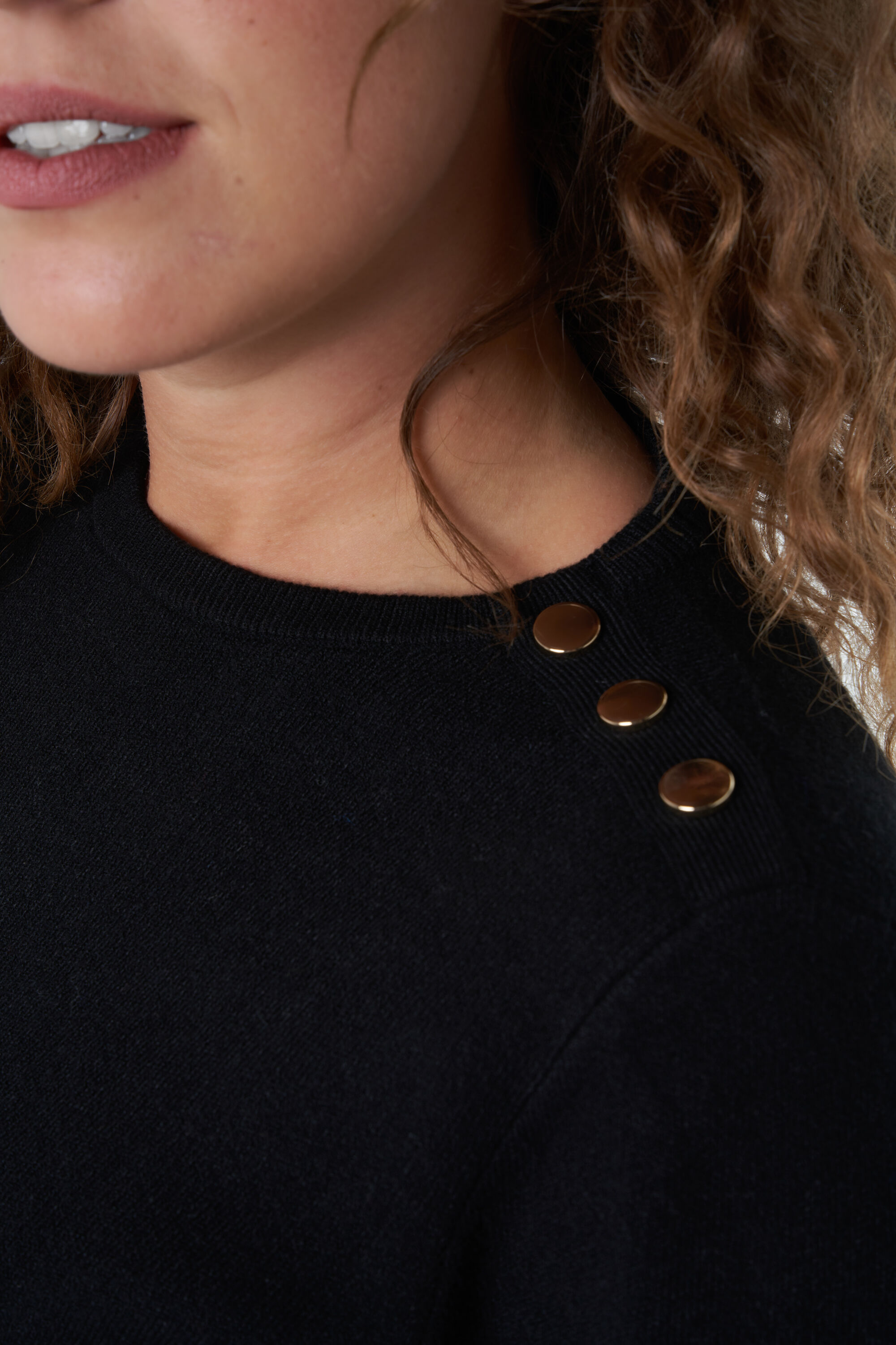 Pull avec d&eacute;tails dor&eacute;s image number 5