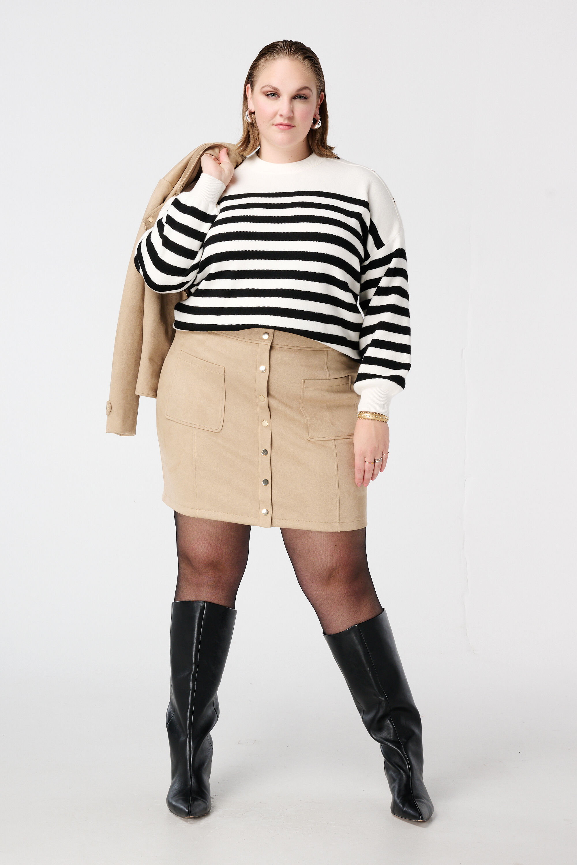 Jupe en su&eacute;dine avec boutons