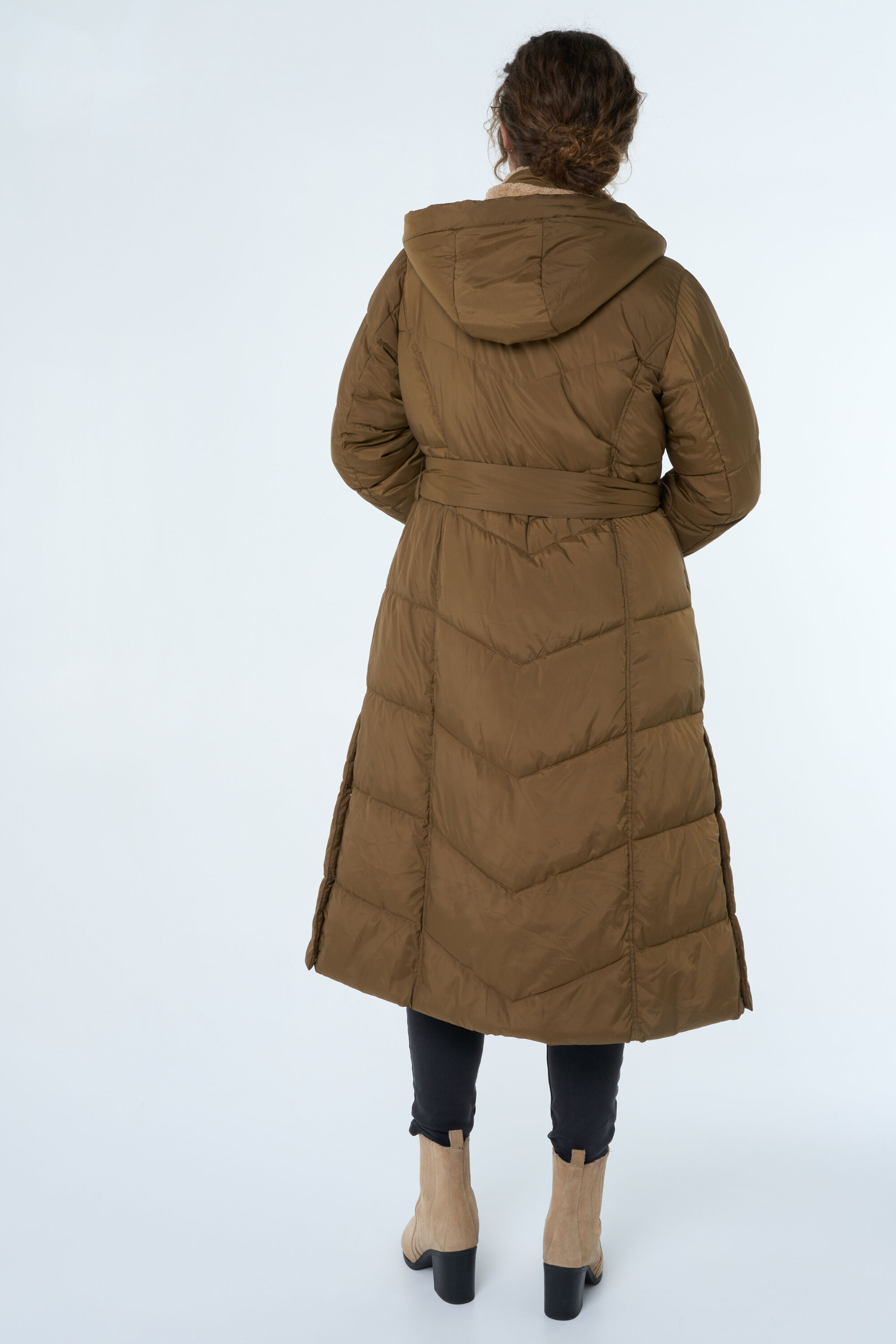 Veste longue matelass&eacute;e avec ceinture image number 3