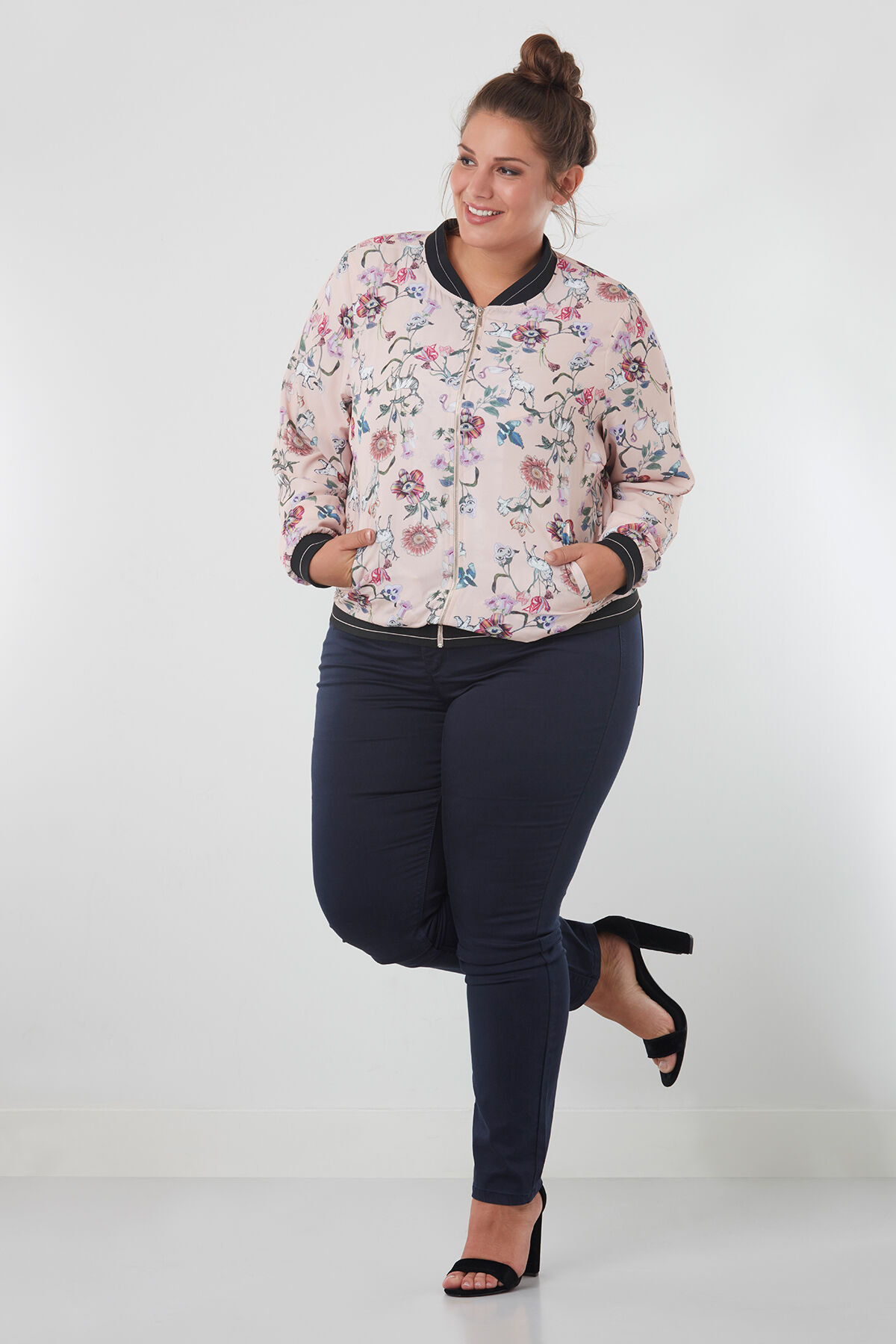 Bomber &agrave; imprim&eacute; fleurs image number 3