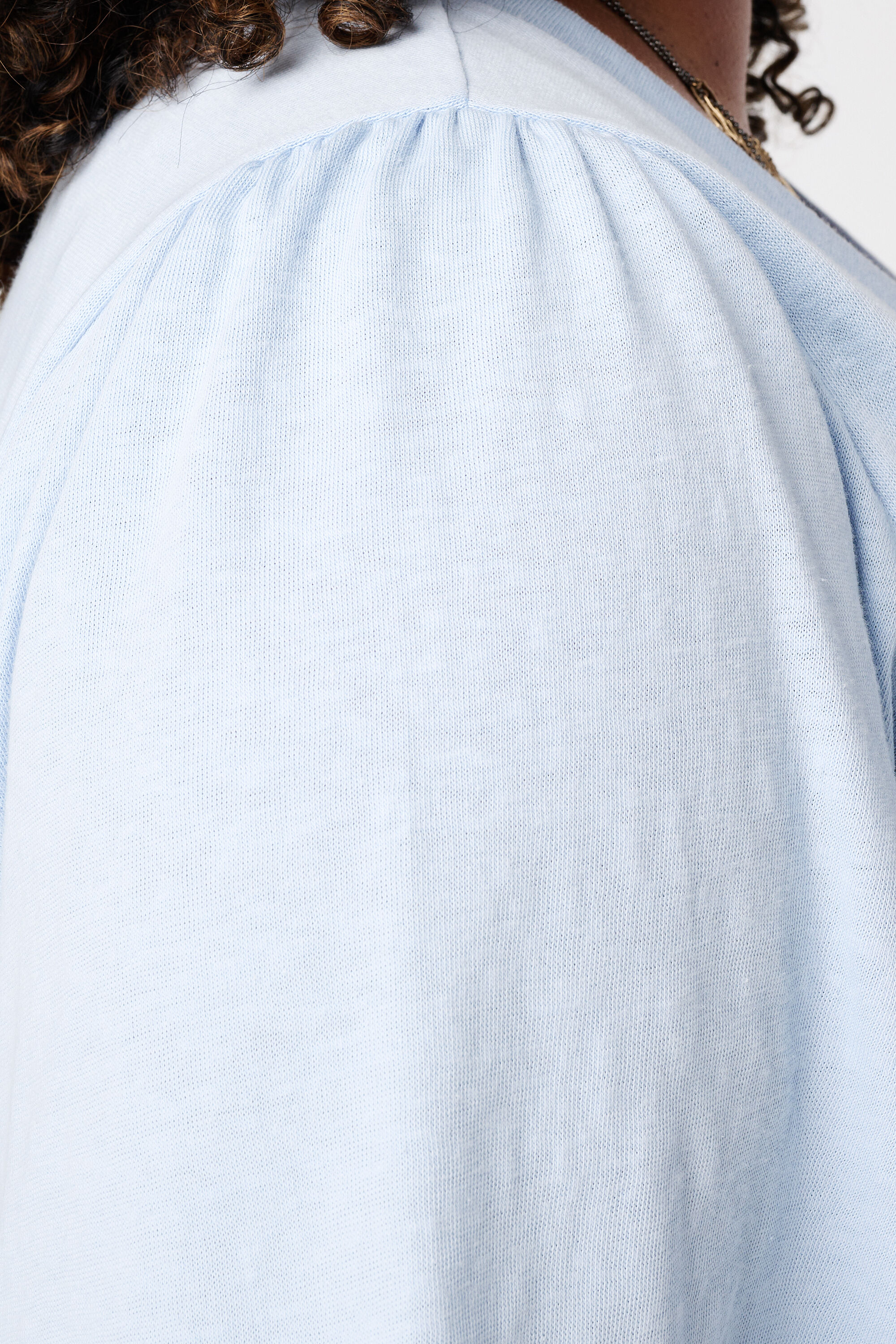 T shirt avec col en V image number 6