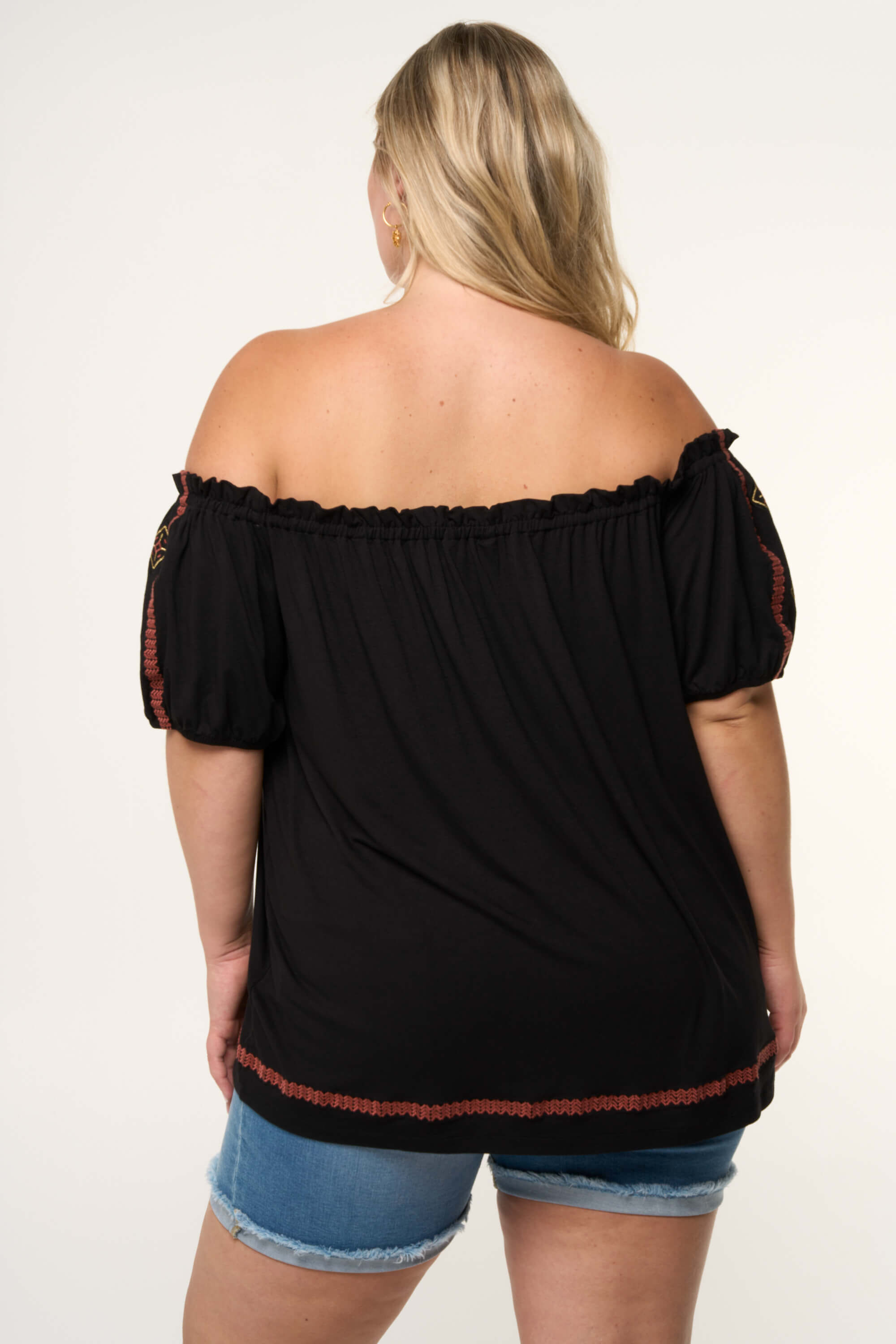 Haut &agrave; &eacute;paules d&eacute;nud&eacute;es et avec d&eacute;tails image number 4