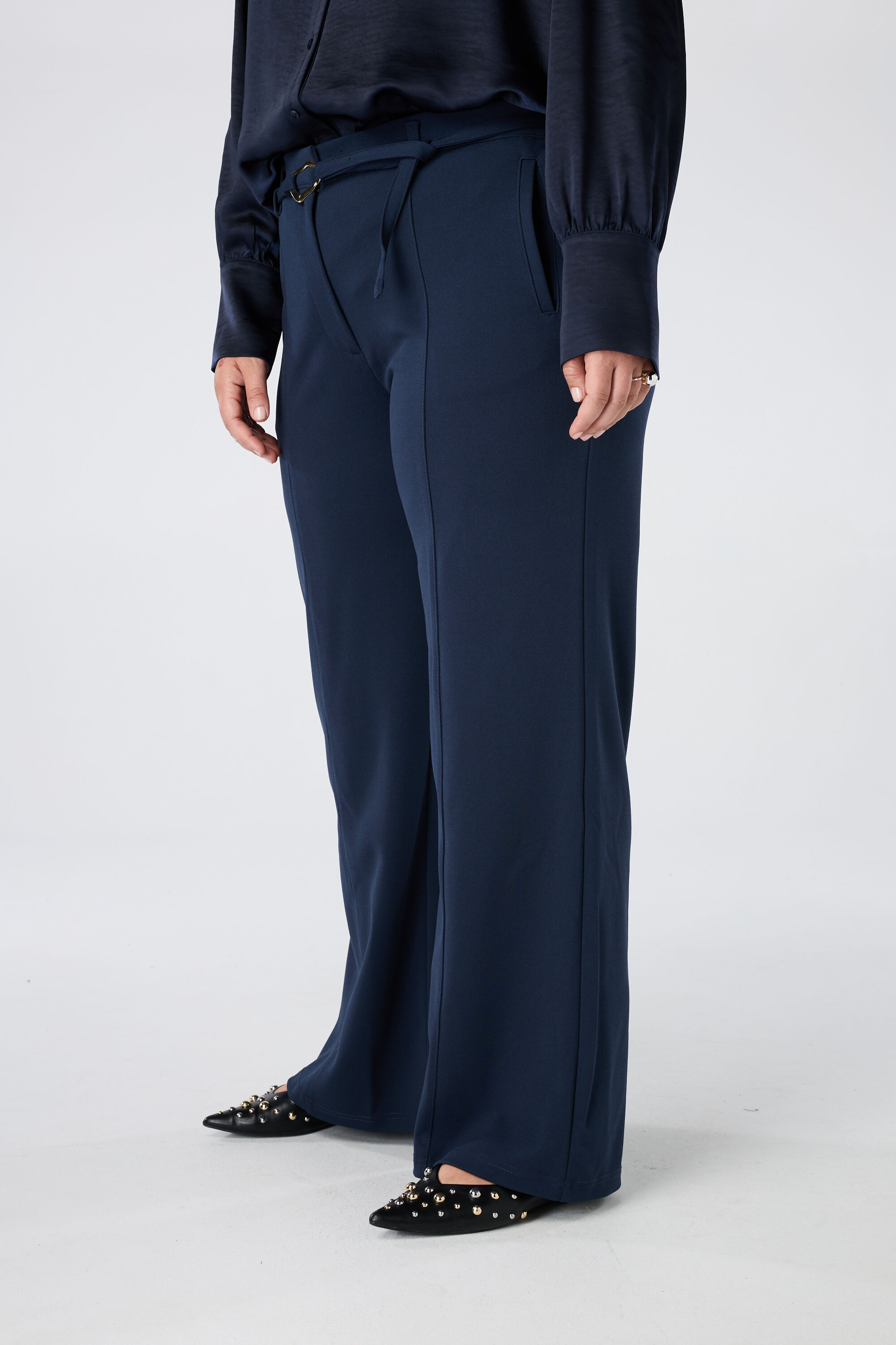 Pantalon droit avec ceinture image number 5