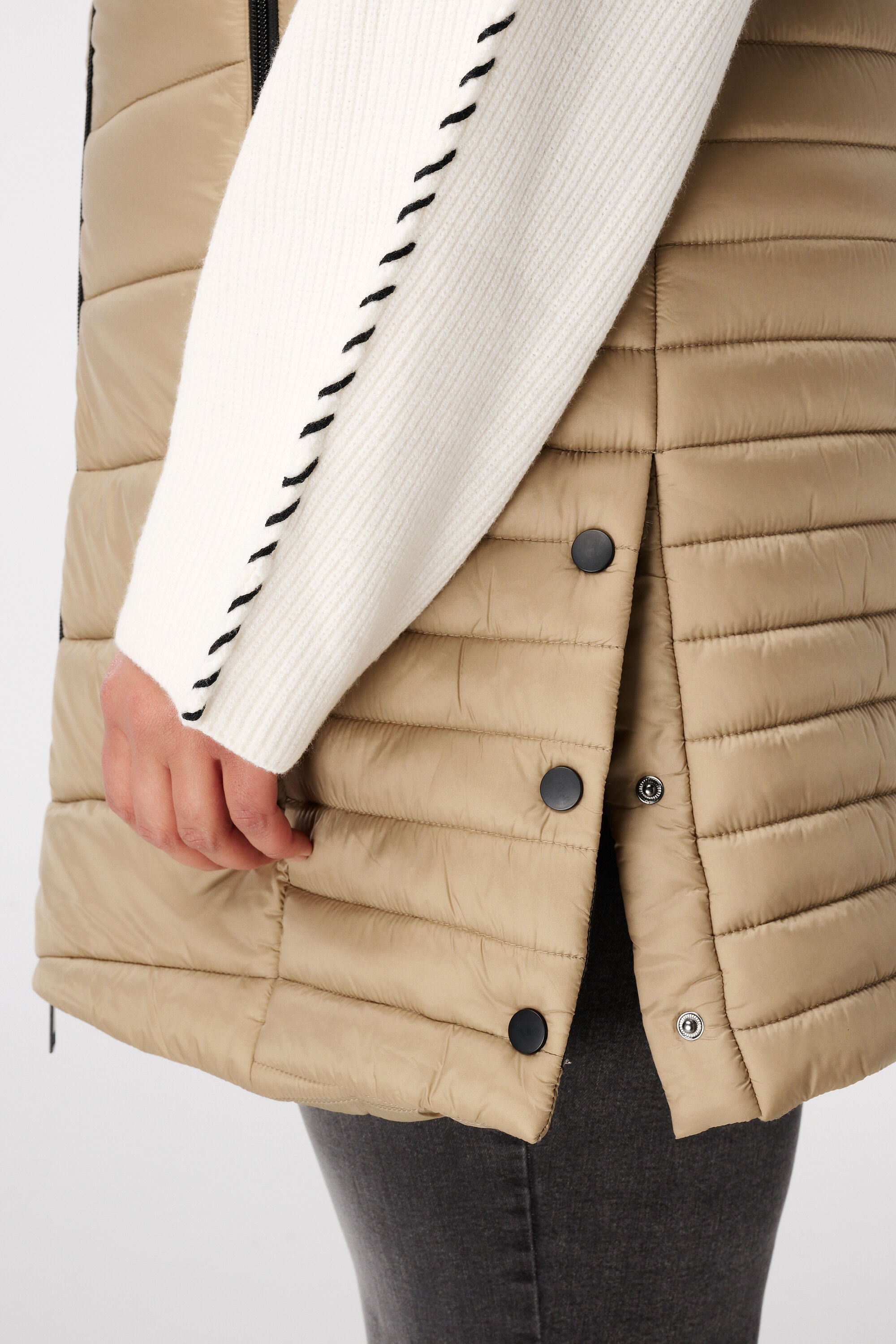 Long gilet sans manches avec capuche image number 6