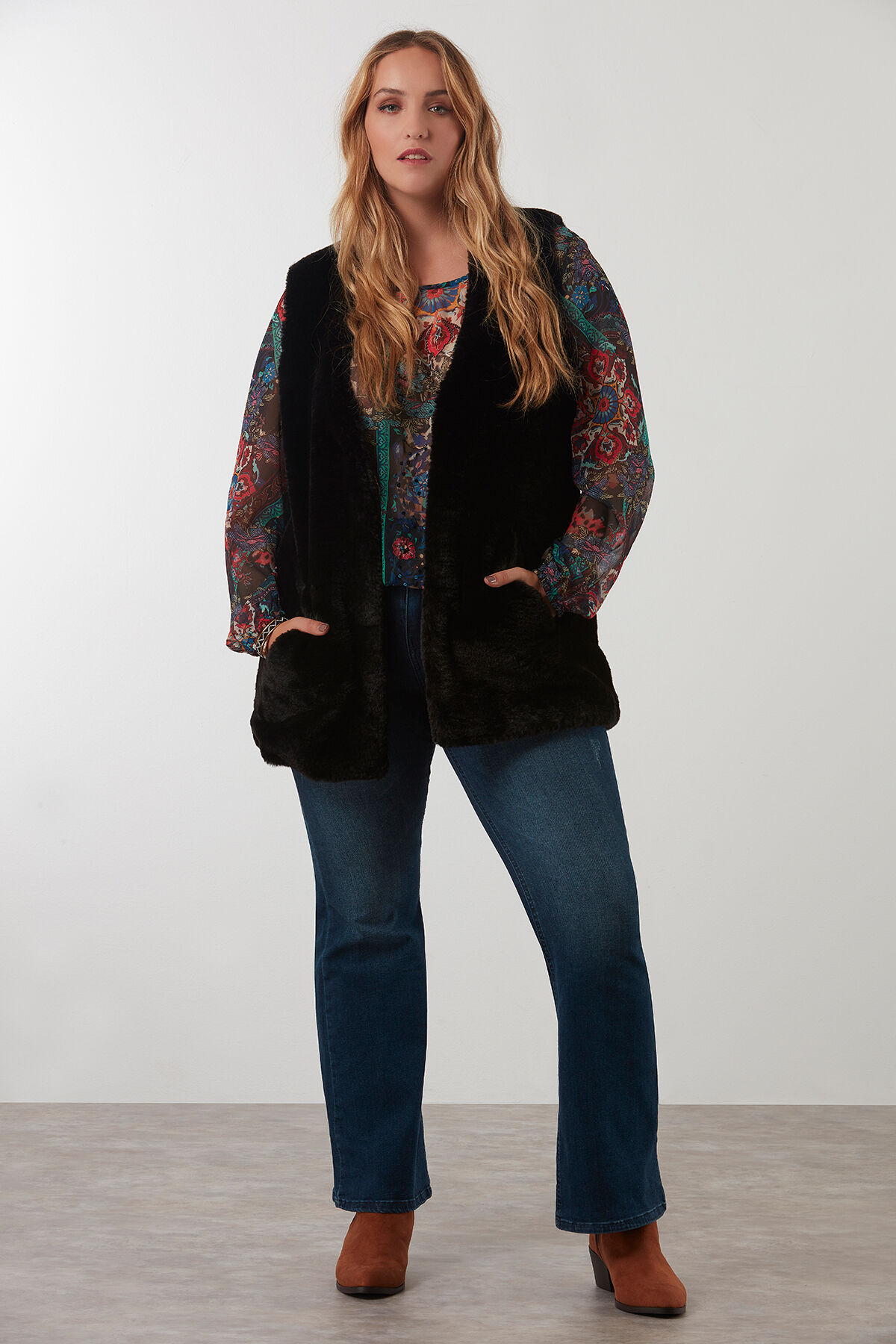 Gilet en fausse fourrure image number 4