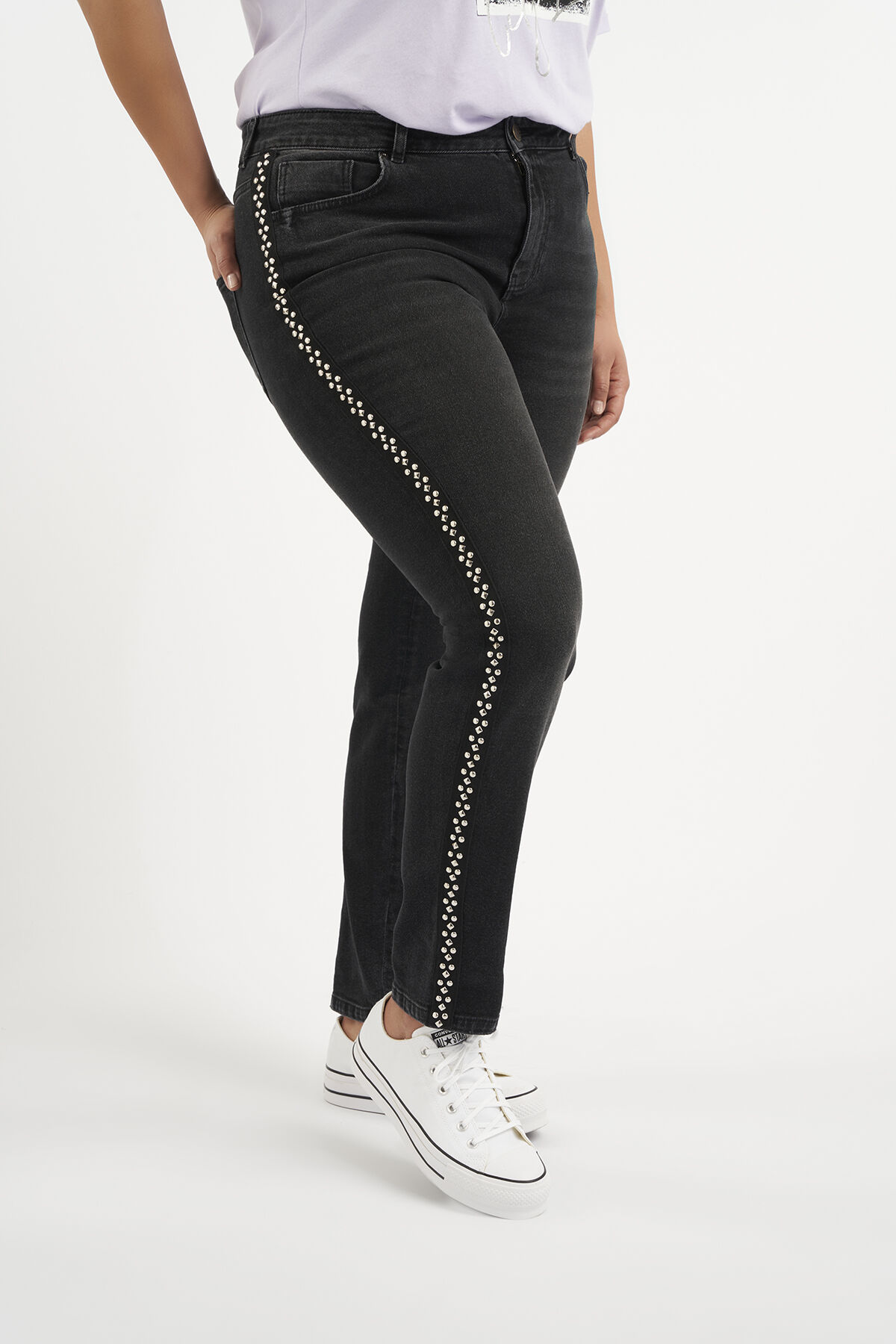 Jeans aux d&eacute;cors lat&eacute;raux image number 4