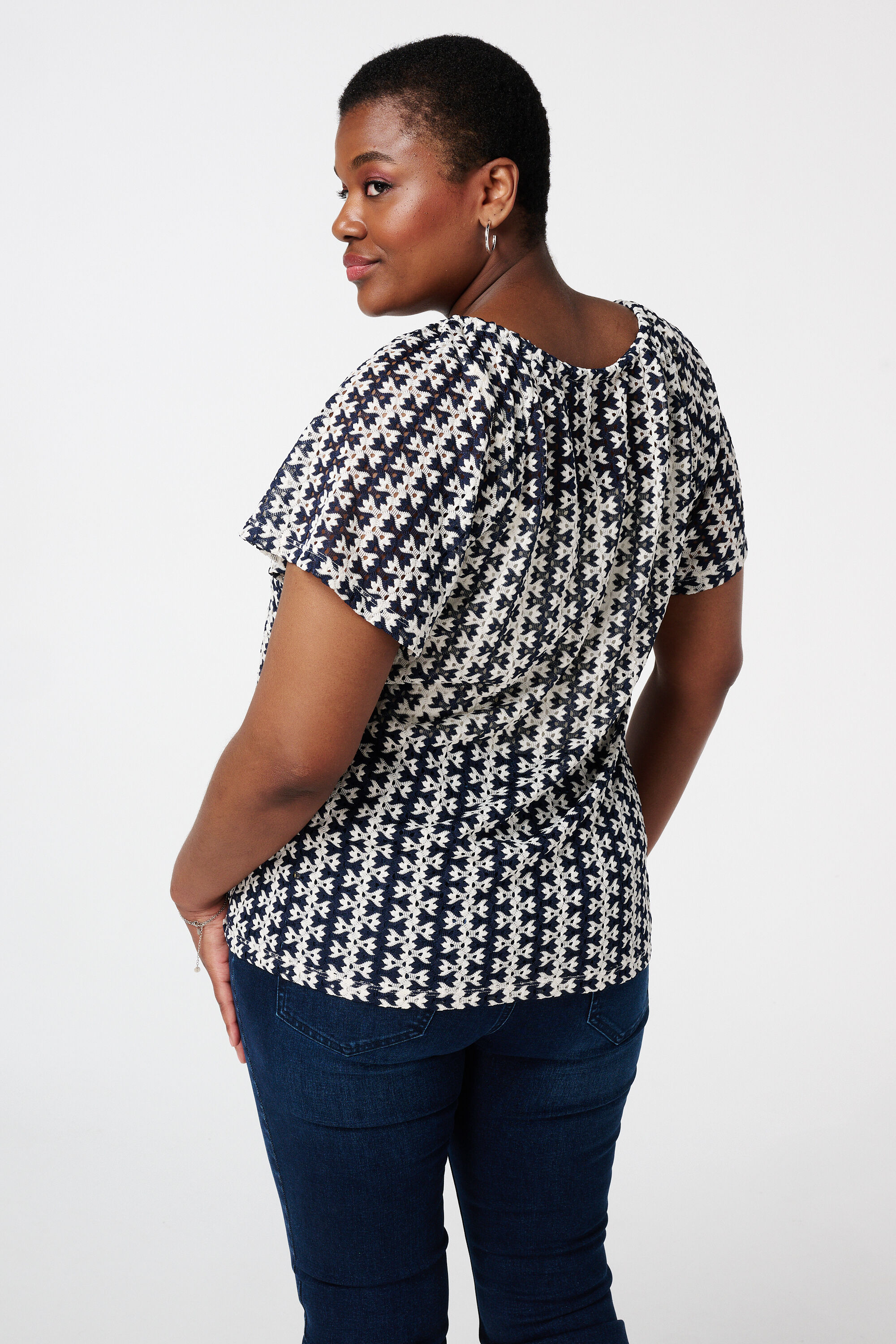 Haut avec ouverture en forme goutte d&rsquo;eau image number 3