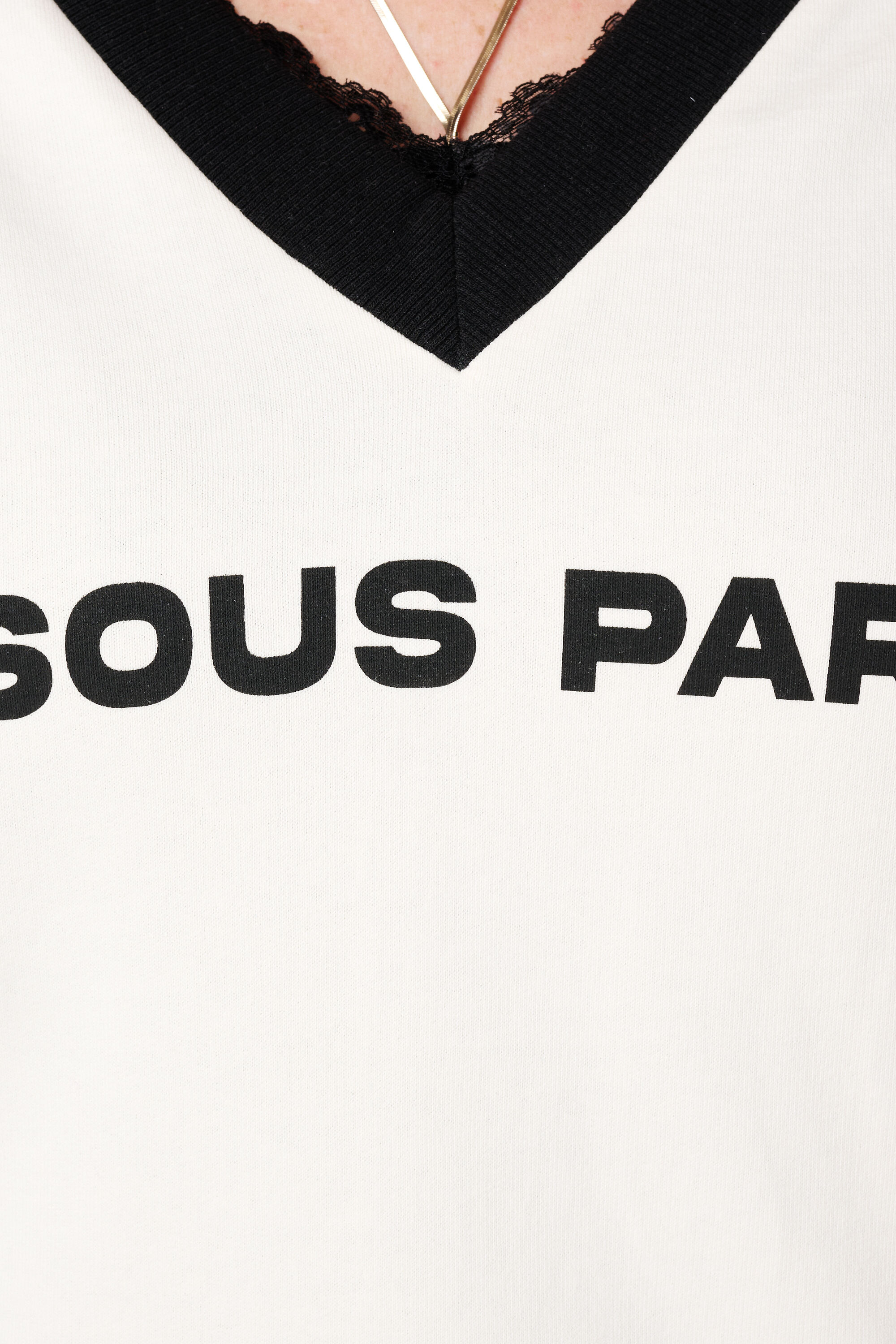 Pull avec col en V et poignets contrastants  image number 6