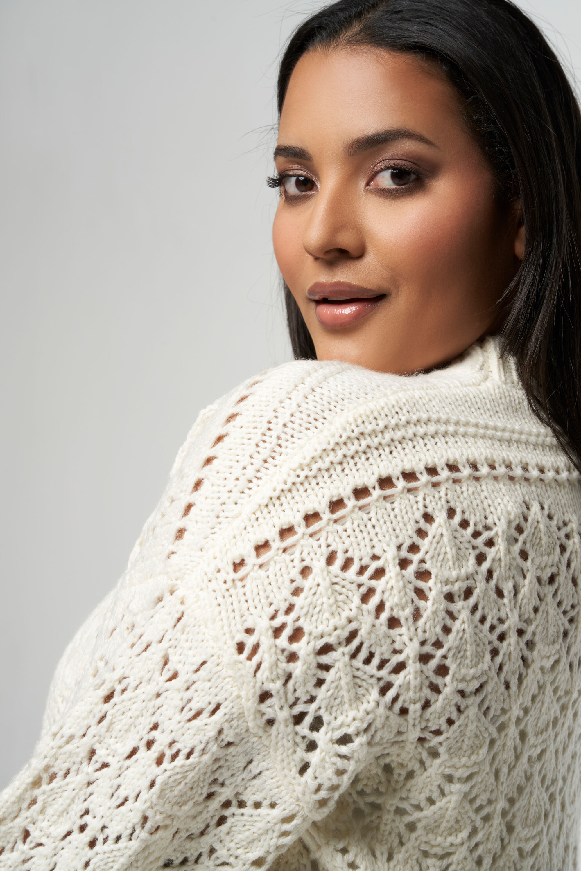 Pull en maille avec motif ajour&eacute;  image number 4