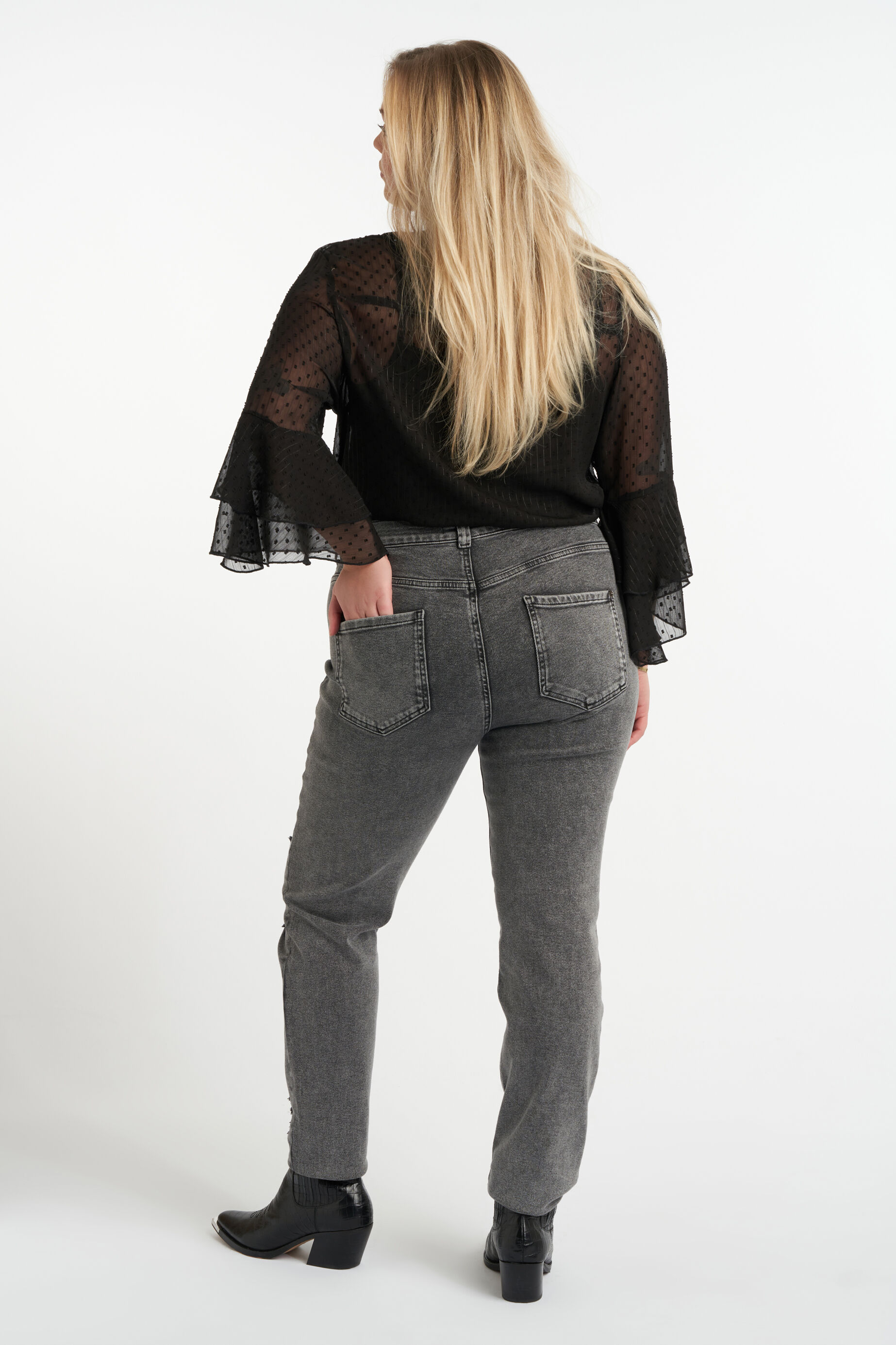 Jean aux d&eacute;cors d&eacute;chir&eacute;s image number 3