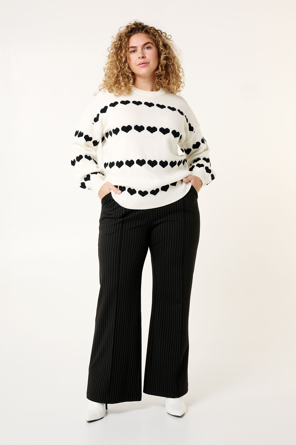 Pull en maille orn&eacute; de c&oelig;urs image number 5