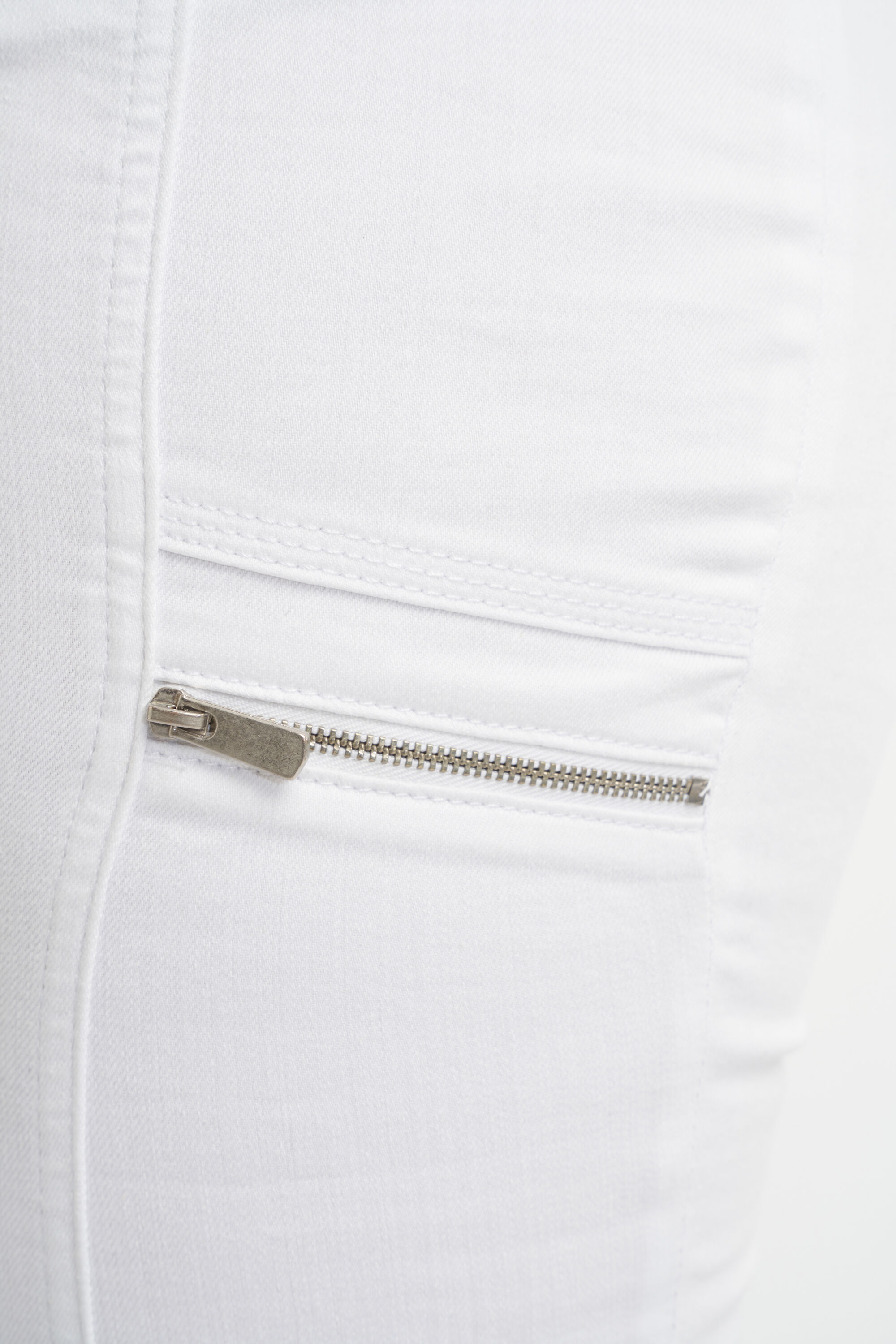 Pantalon court avec d&eacute;tails image number 5