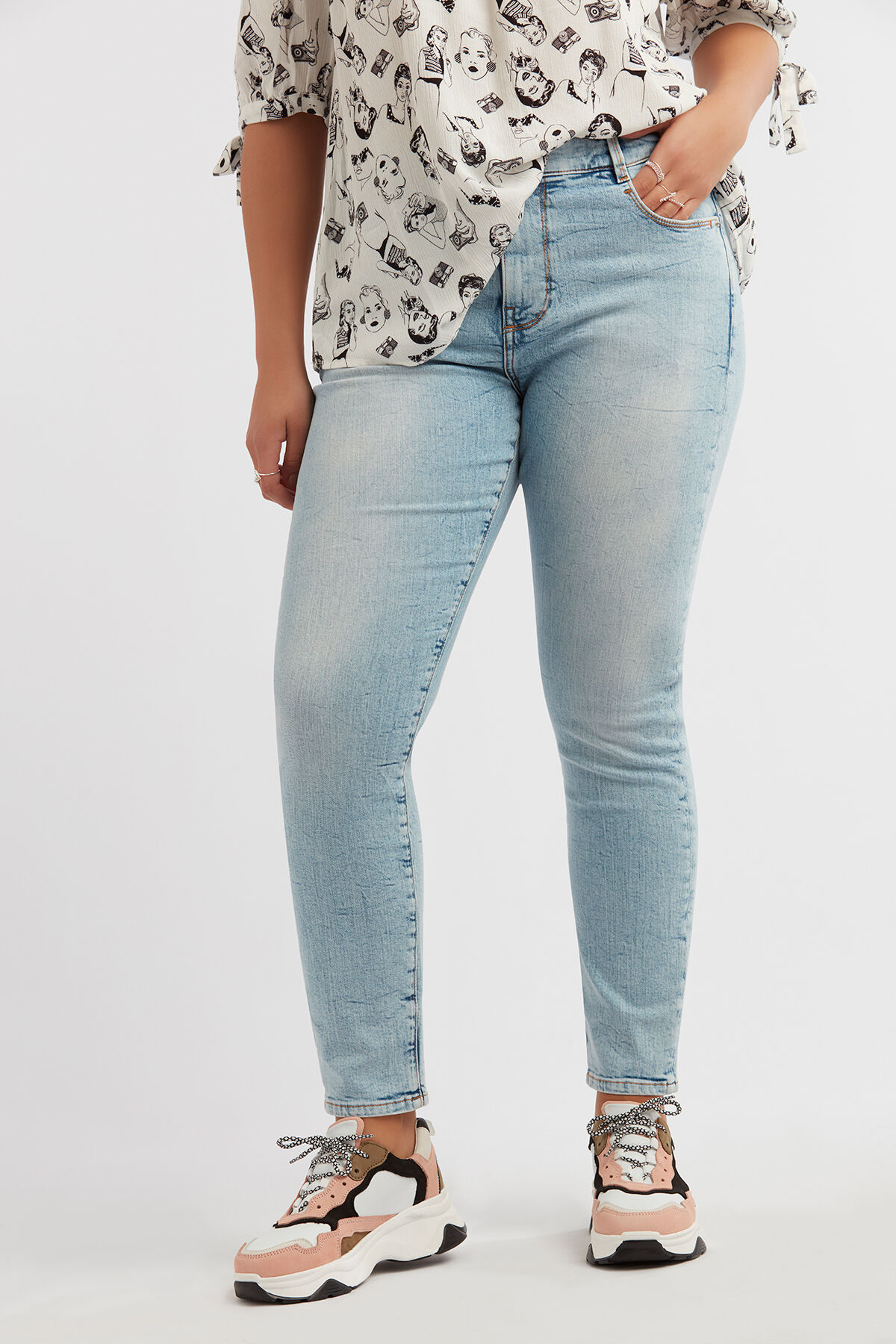 Jeans jambe slim IRIS avec fentes  image number 3