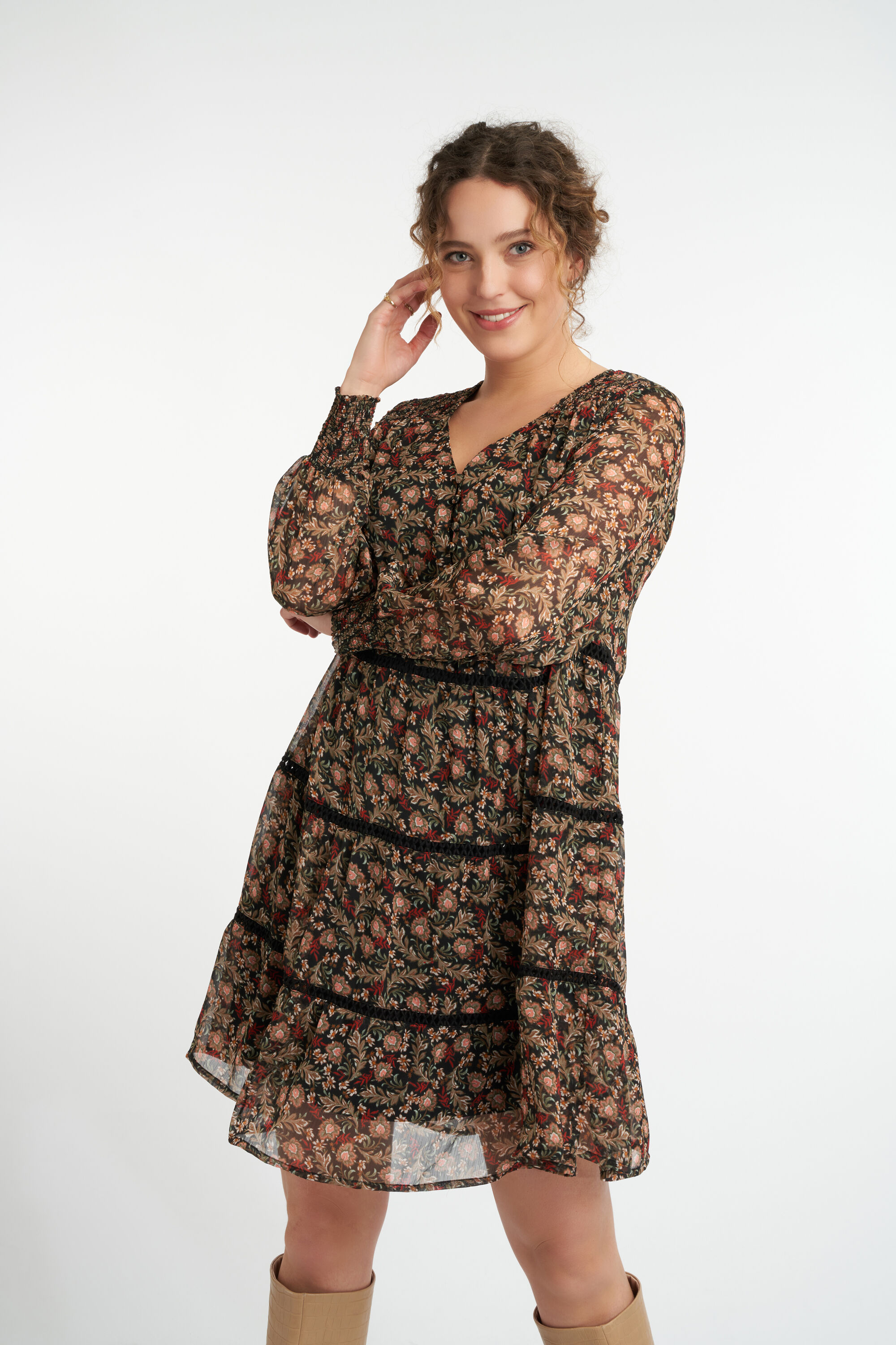 Robe &agrave; fleurs avec des d&eacute;cors fronc&eacute;s   image number 5