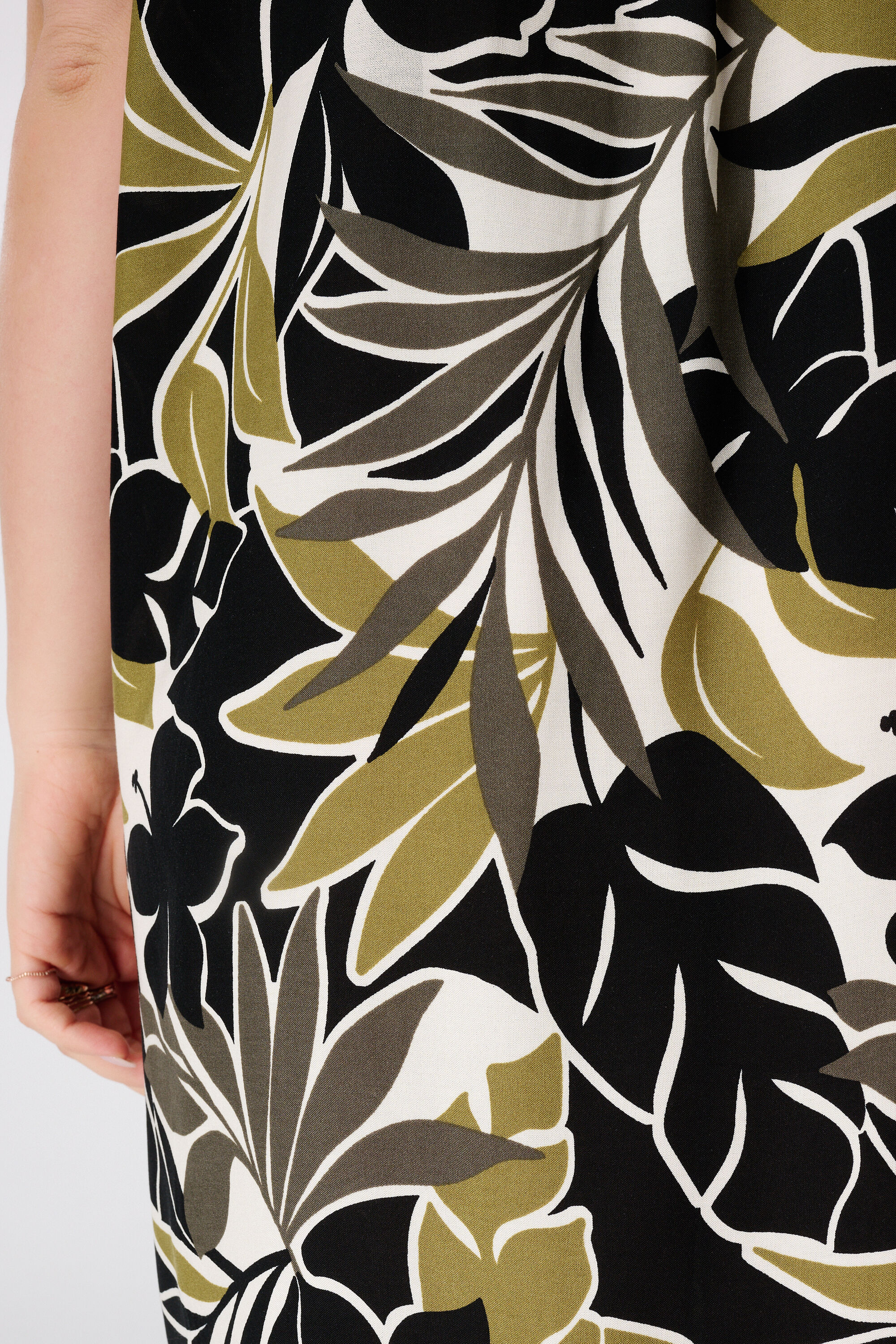 Robe &agrave; encolure en V image number 6