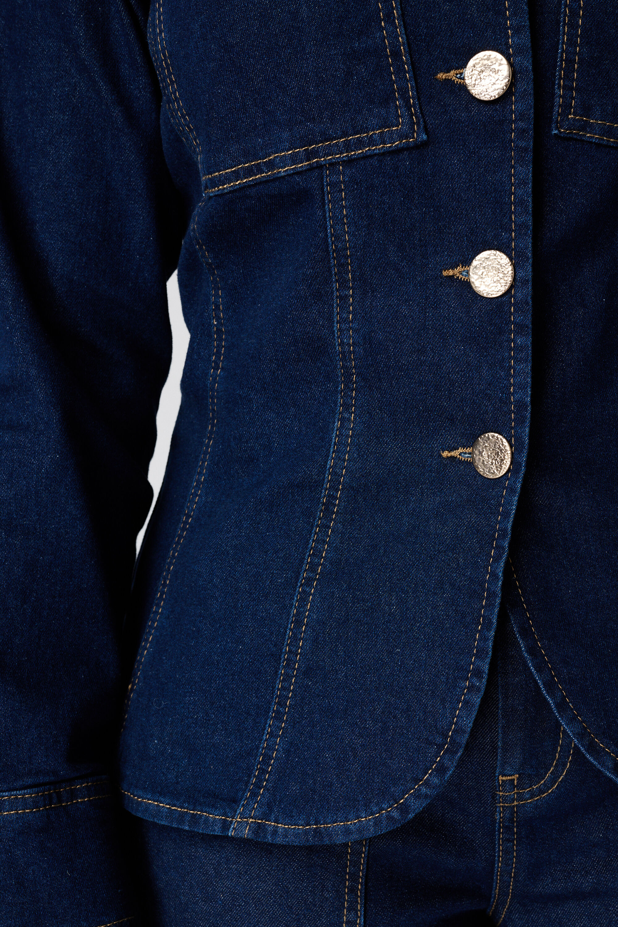 Veste en denim ajust&eacute;e image number 6