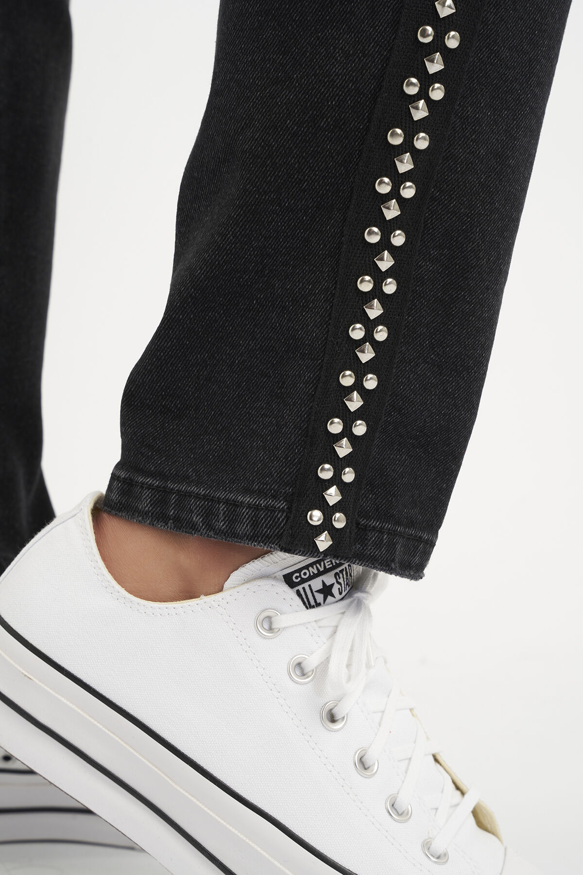 Jeans aux d&eacute;cors lat&eacute;raux image number 5