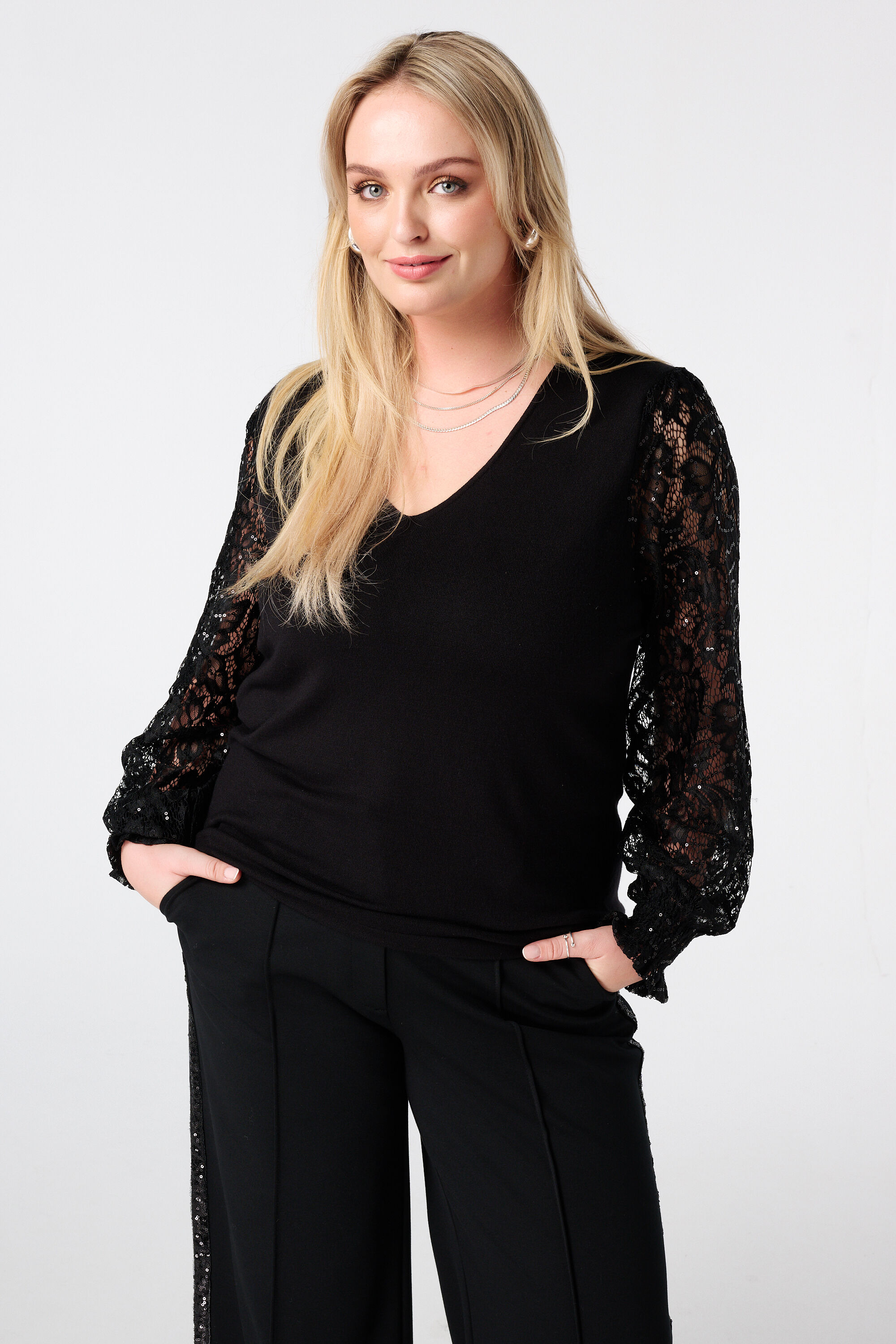 Pull &agrave; manches en dentelle et paillettes