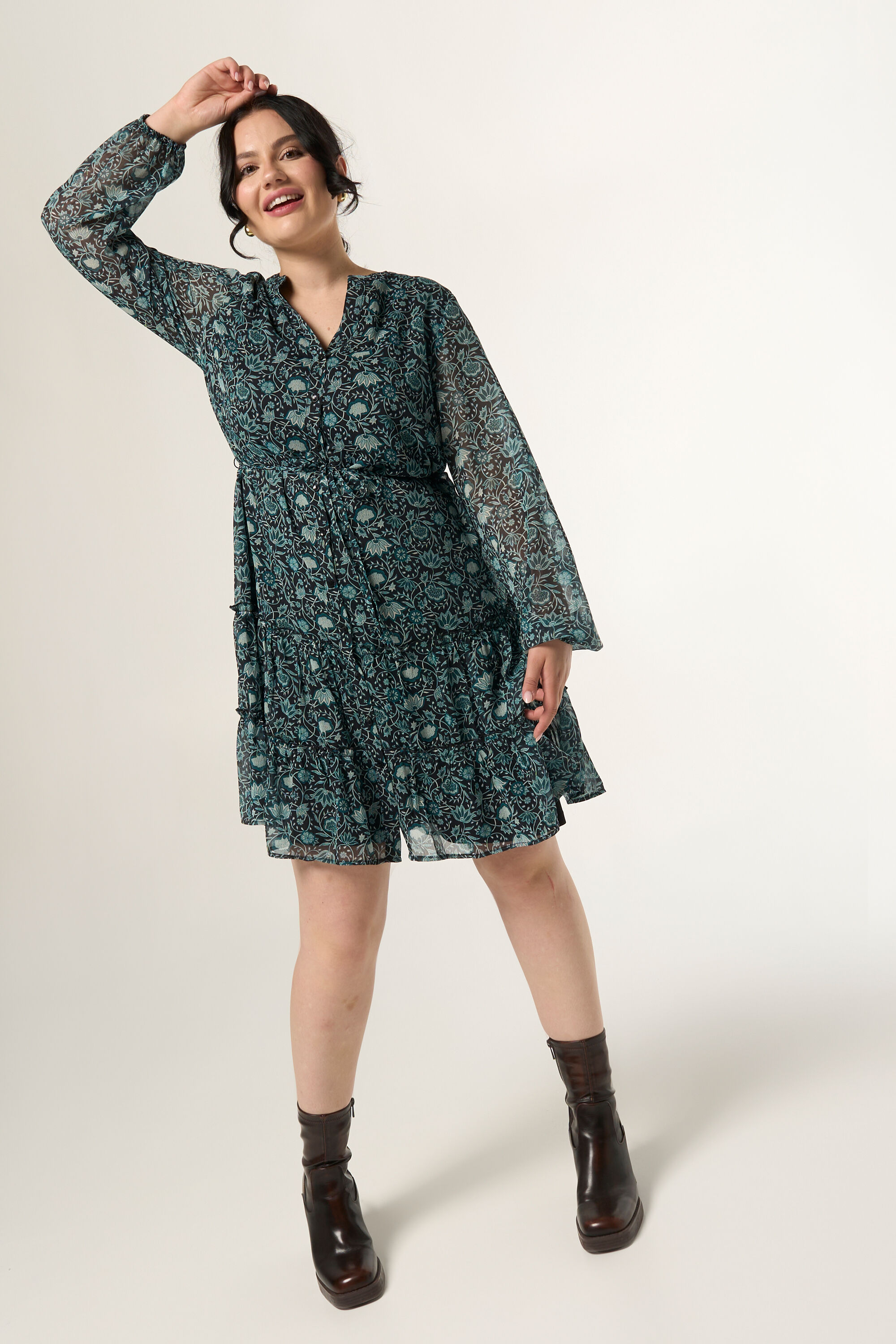 Robe &agrave; boutons traversants avec ceinture image number 5