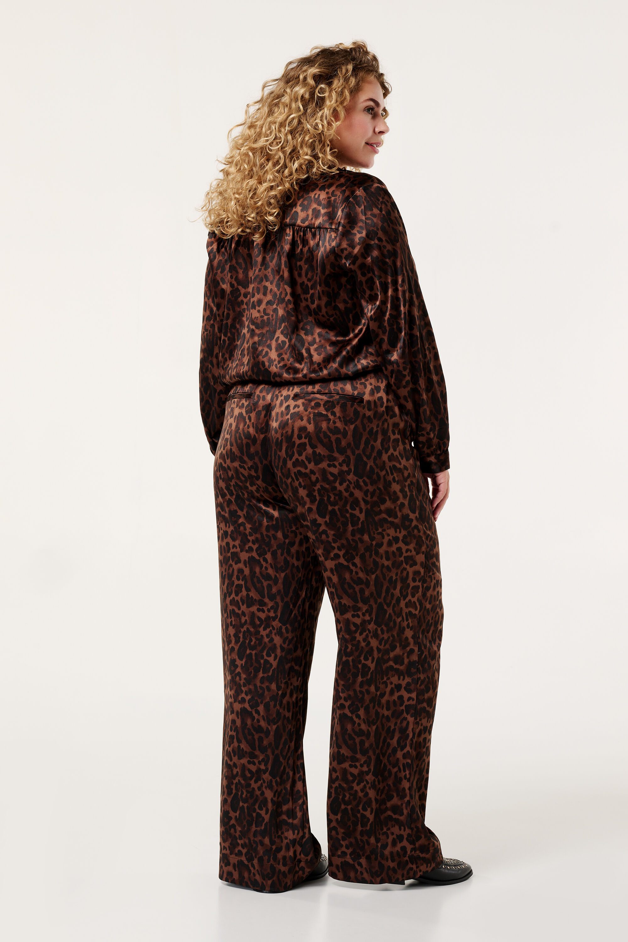 Pantalon imprim&eacute; l&eacute;opard avec cordon image number 3