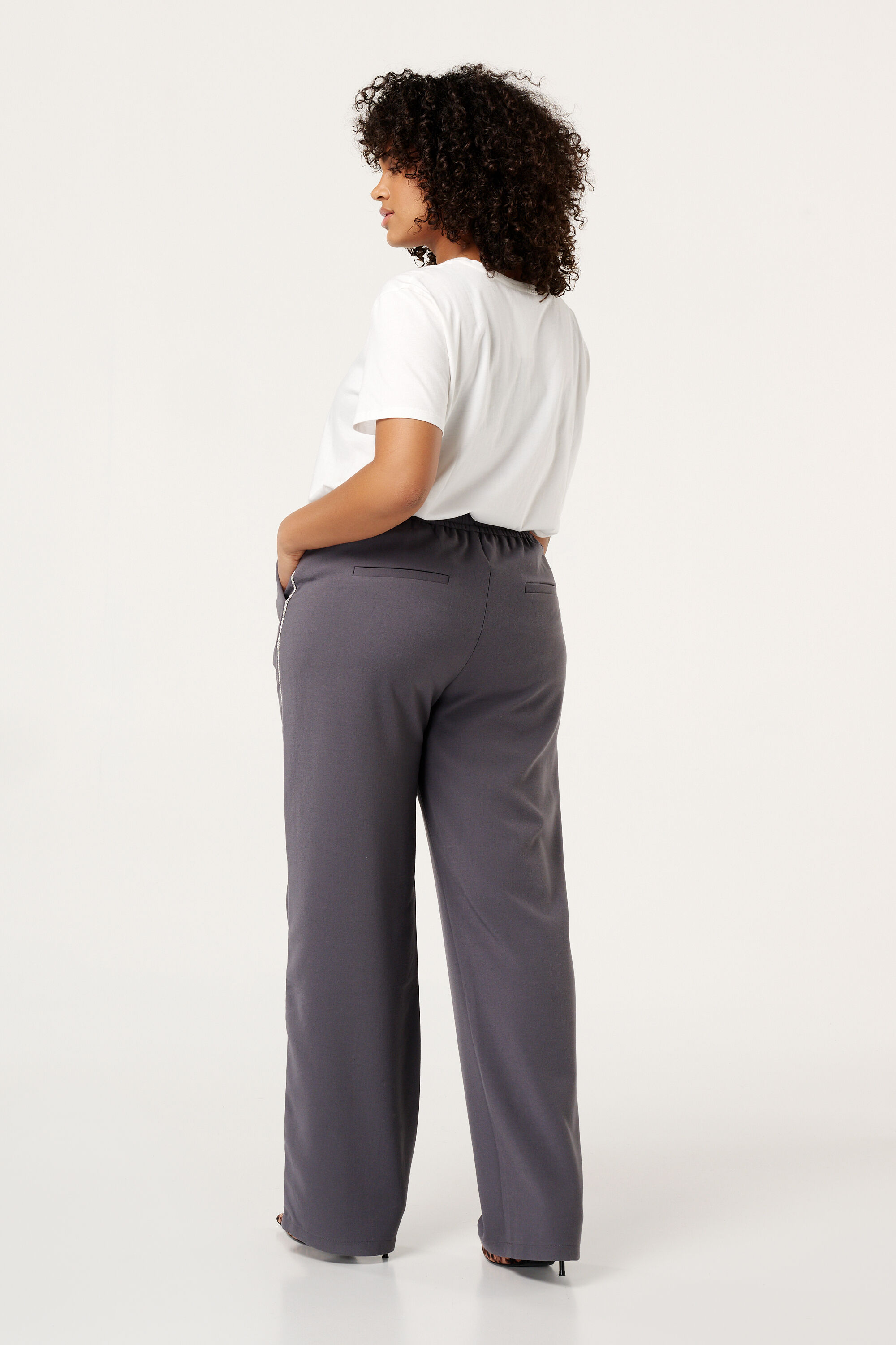 Pantalon &agrave; cordon et d&eacute;tails m&eacute;talliques image number 3
