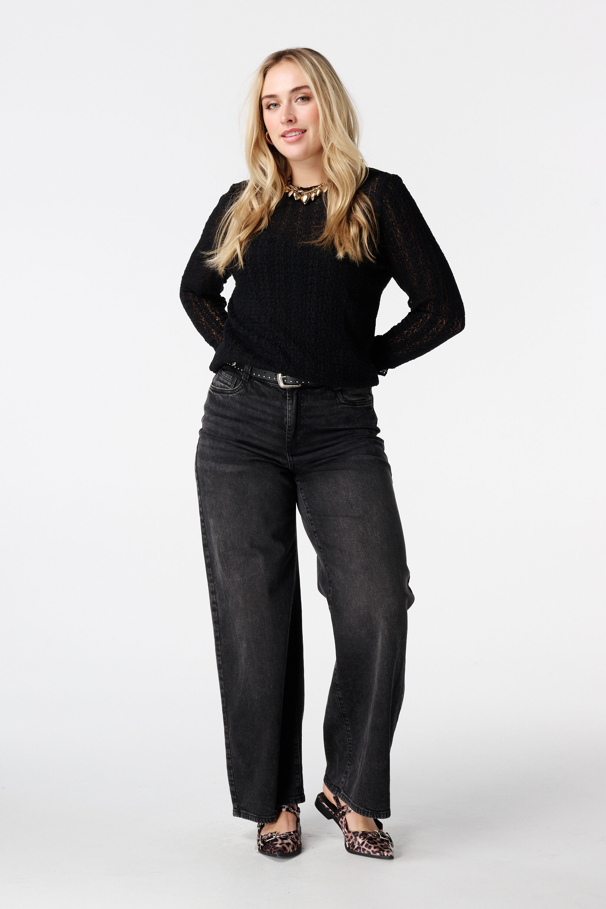 Top en dentelle avec manches &eacute;vas&eacute;es image number 5