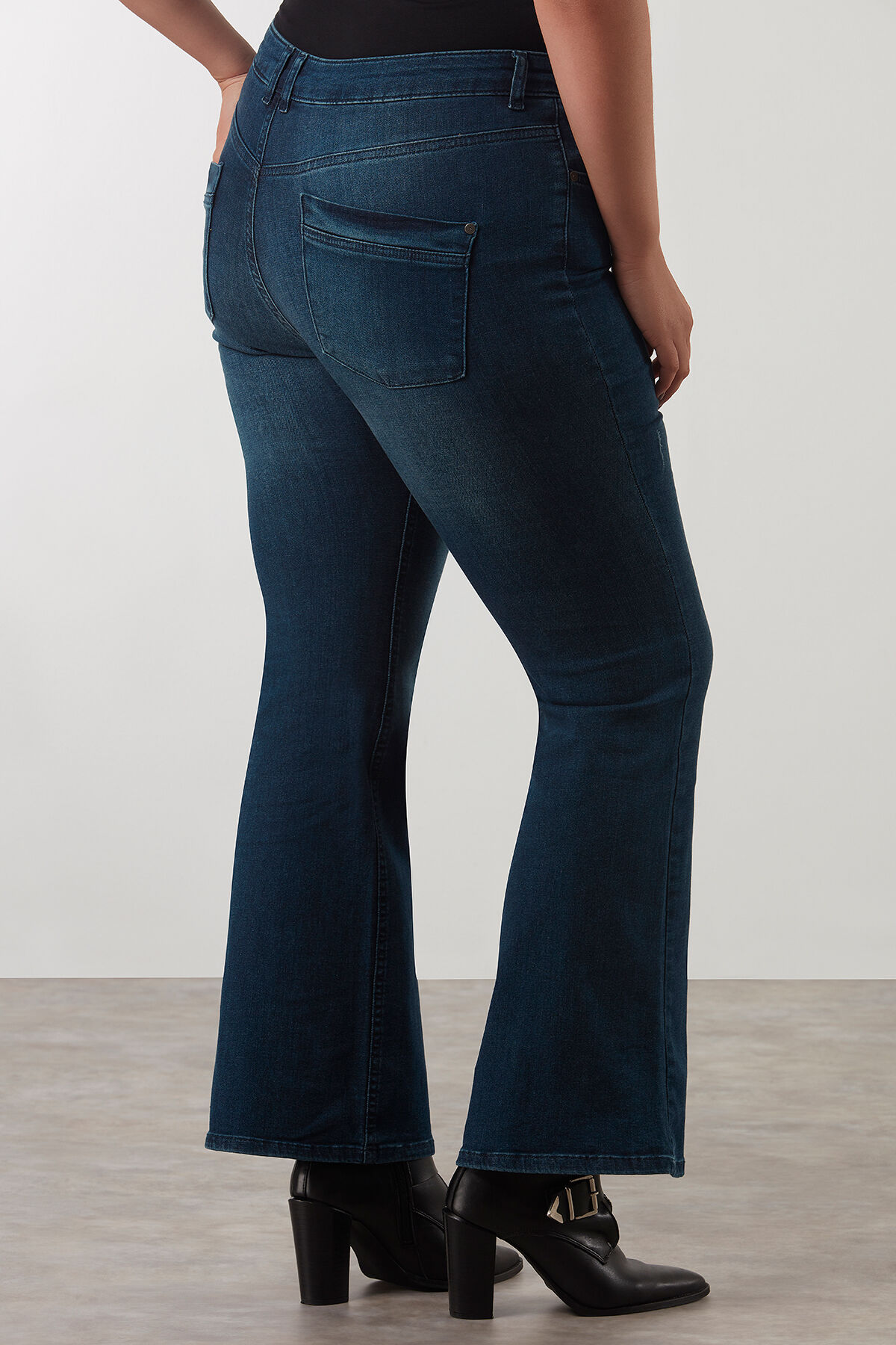 Jeans bootcut SHAPING image number 3