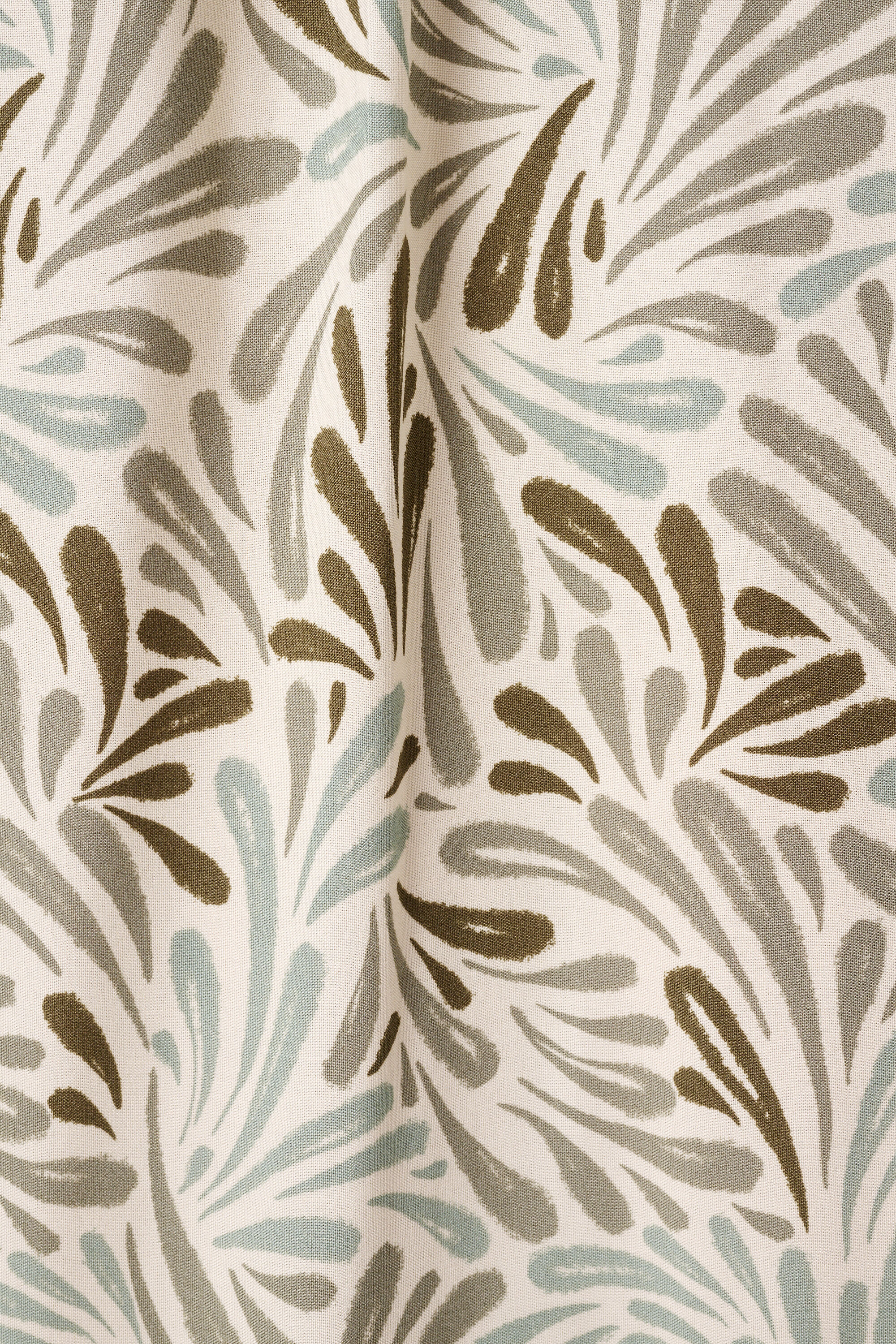 Robe l&eacute;g&egrave;re avec col en V image number 4