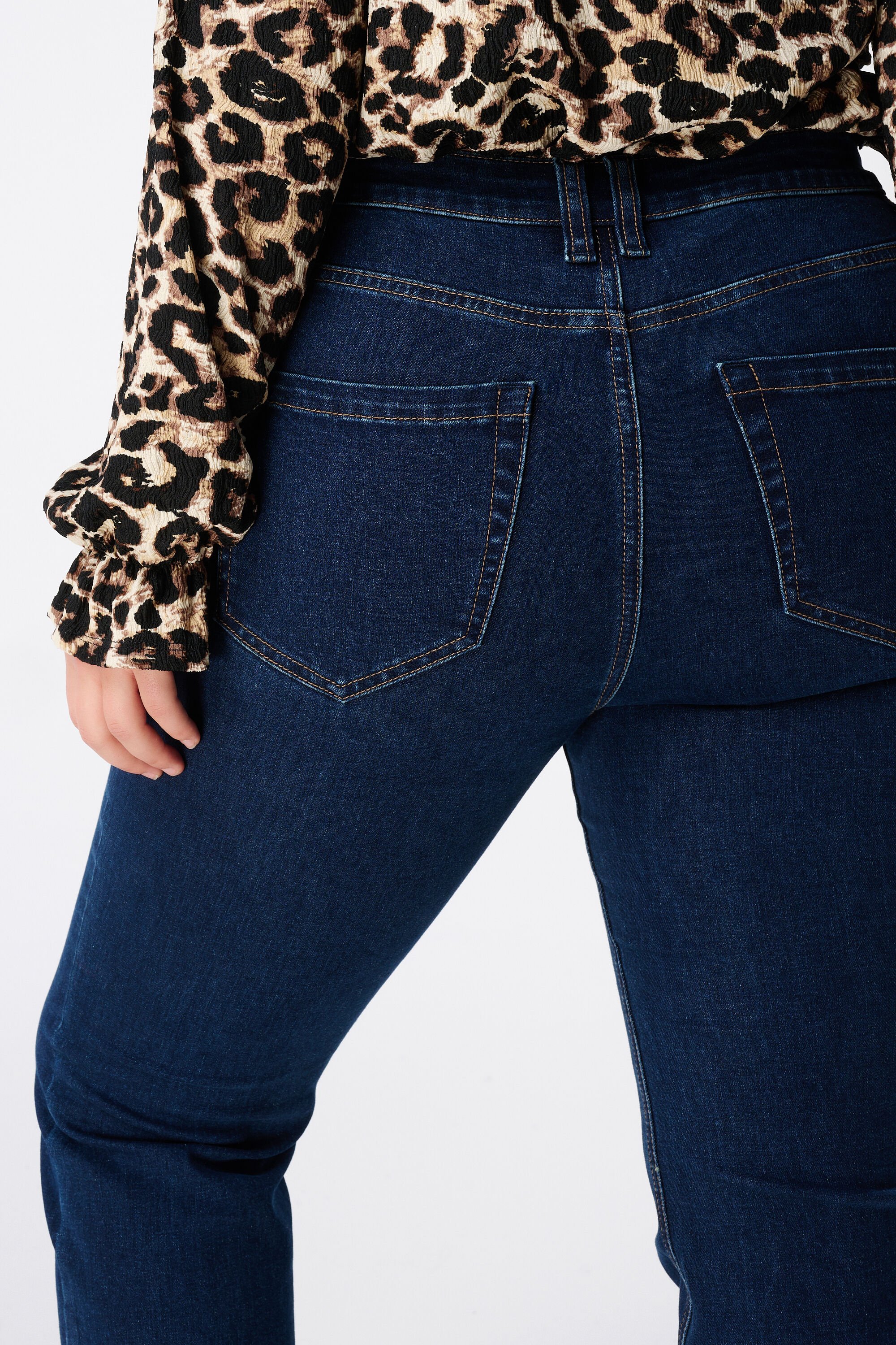 Jean &eacute;vas&eacute; JASMIN image number 5