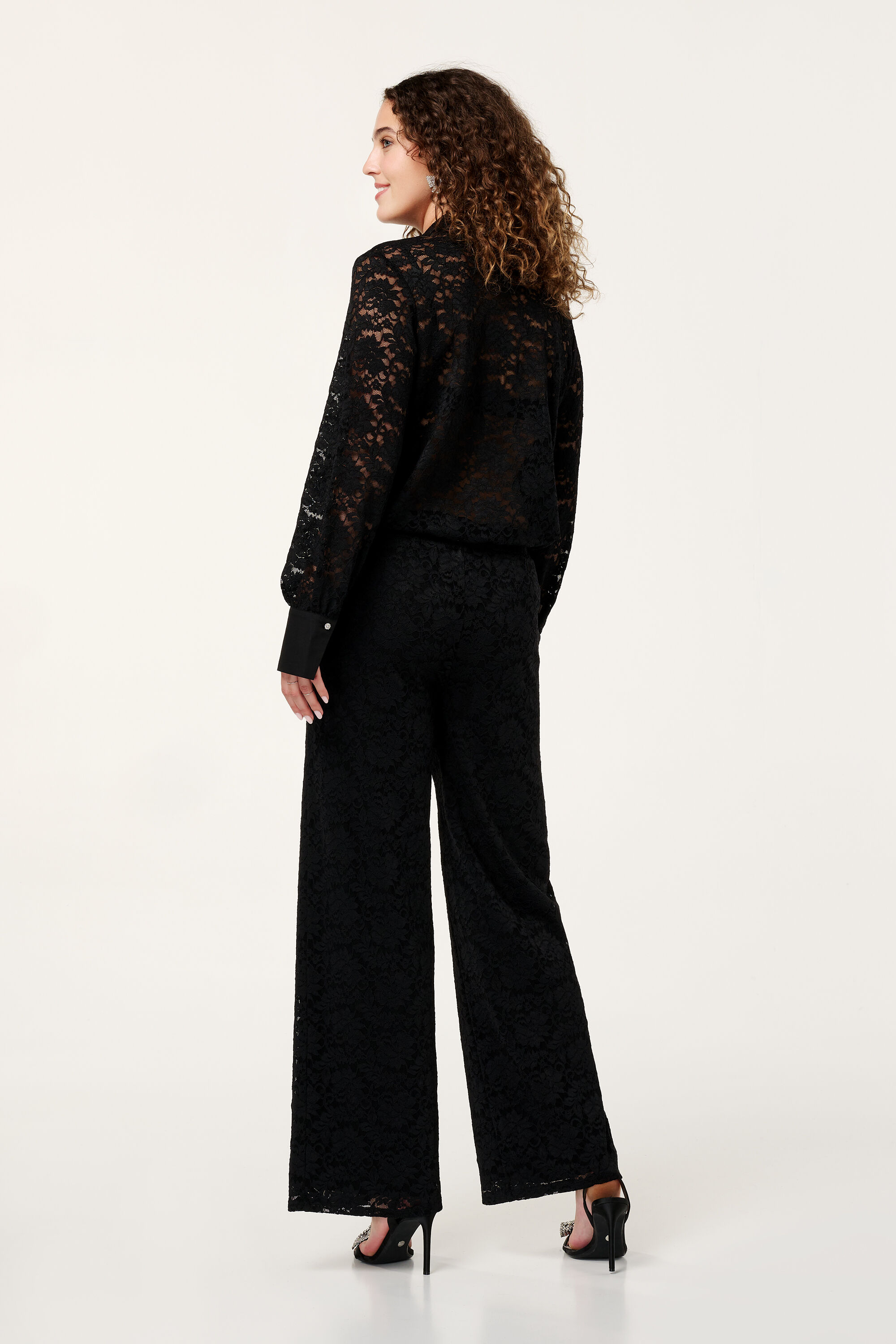 Pantalon en dentelle &agrave; jambes larges image number 3