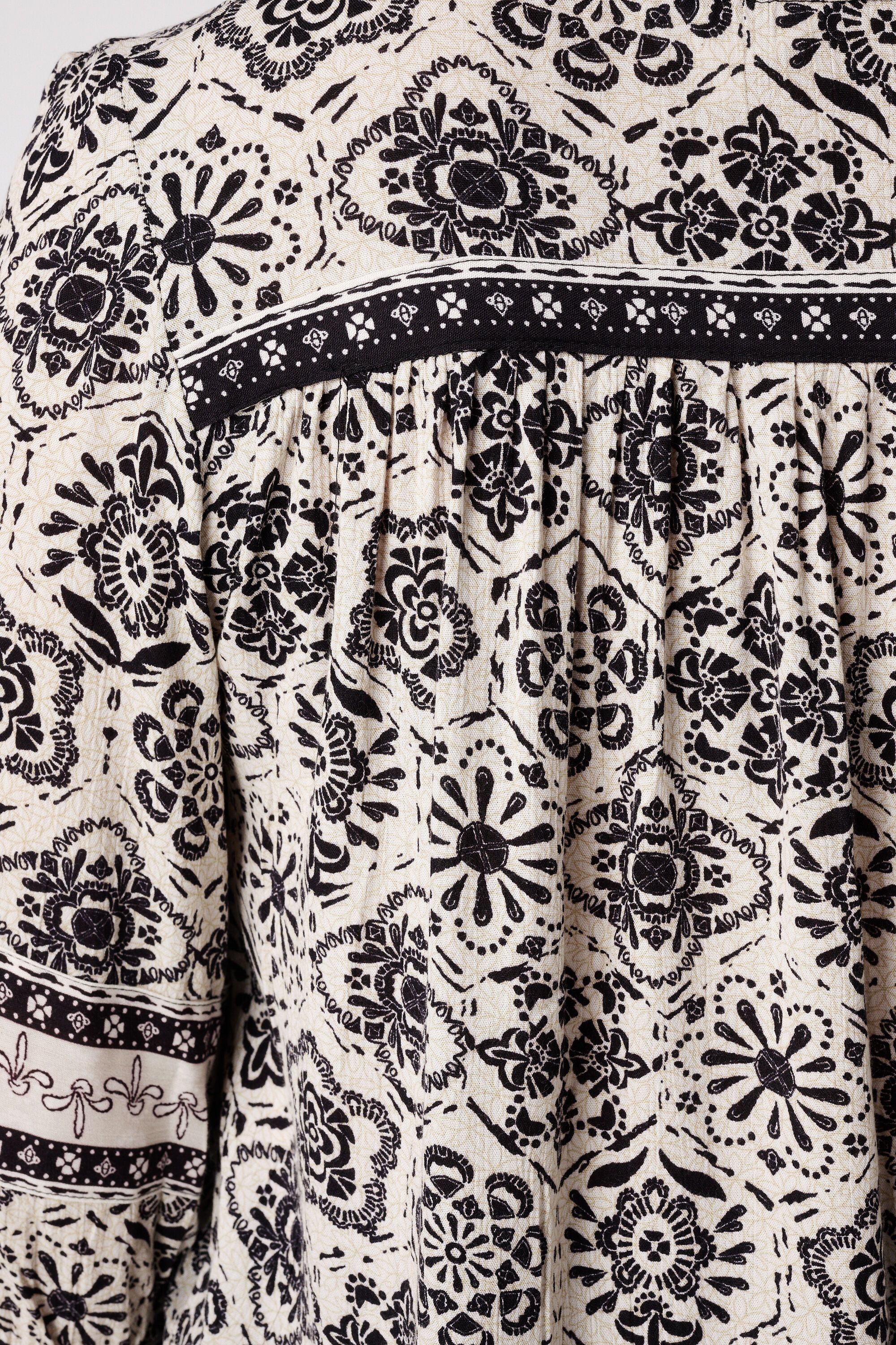 Blouse &agrave; fermeture boutonn&eacute;e image number 6