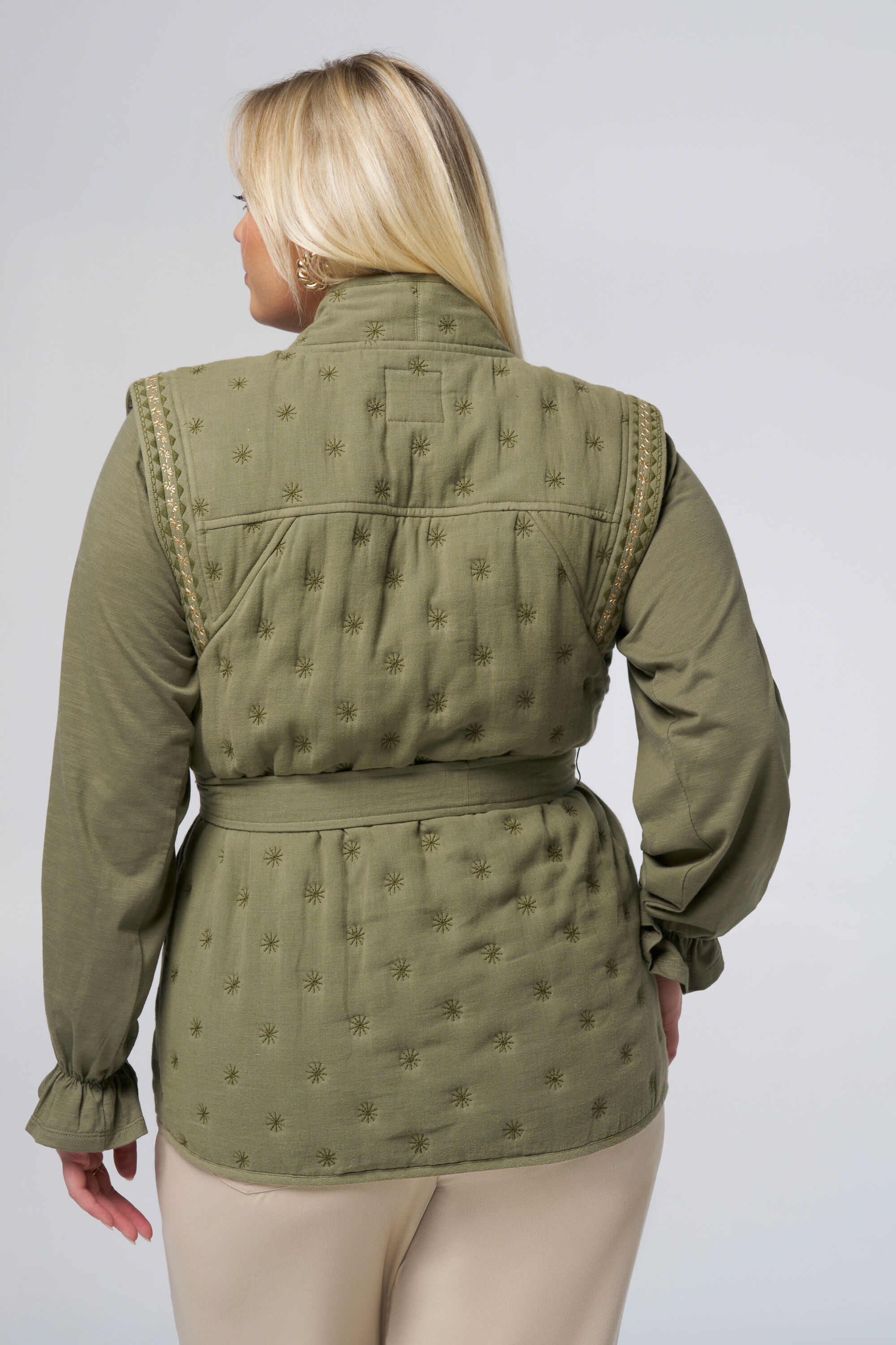 Gilet orn&eacute; de d&eacute;tails dor&eacute;s image number 3