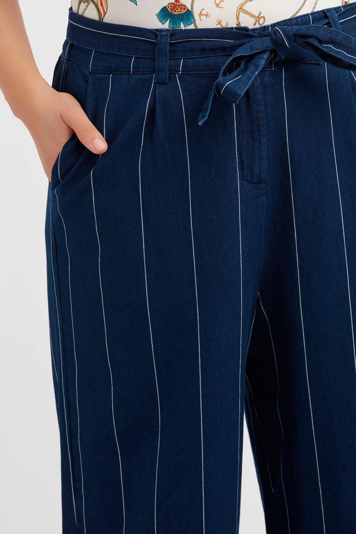 Jeans court &agrave; rayures fines image number 4