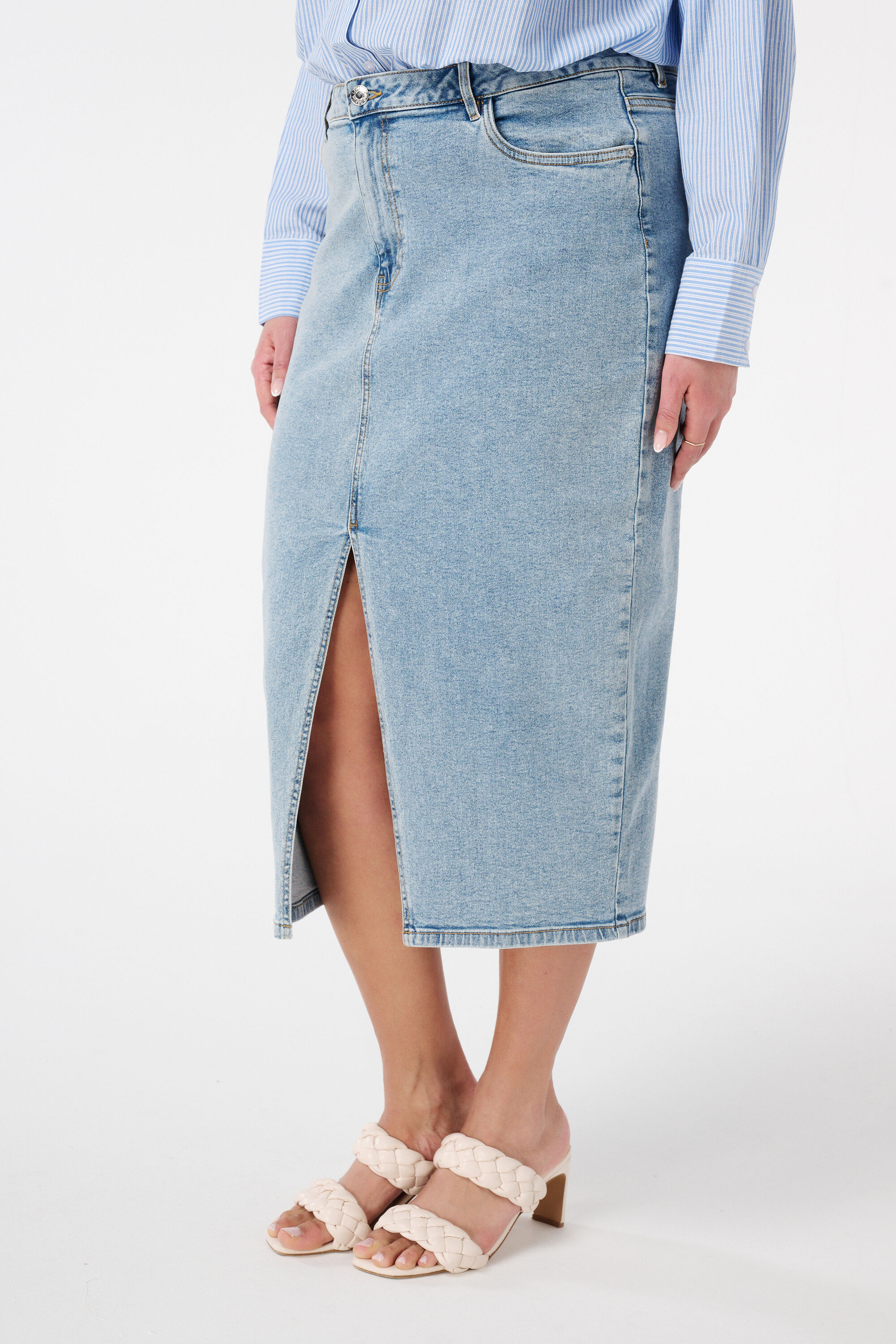 Jupe en jean avec fente image number 5