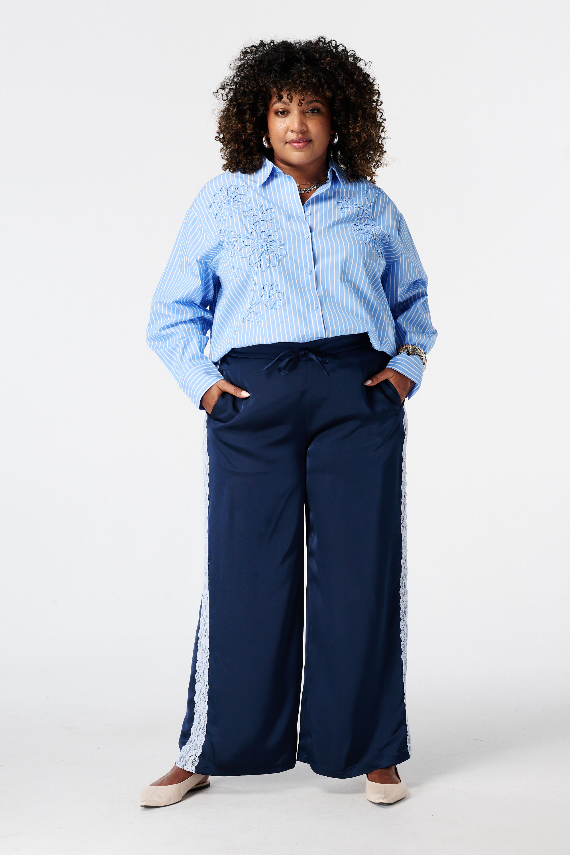 Blouse ray&eacute;e avec broderie image number 5