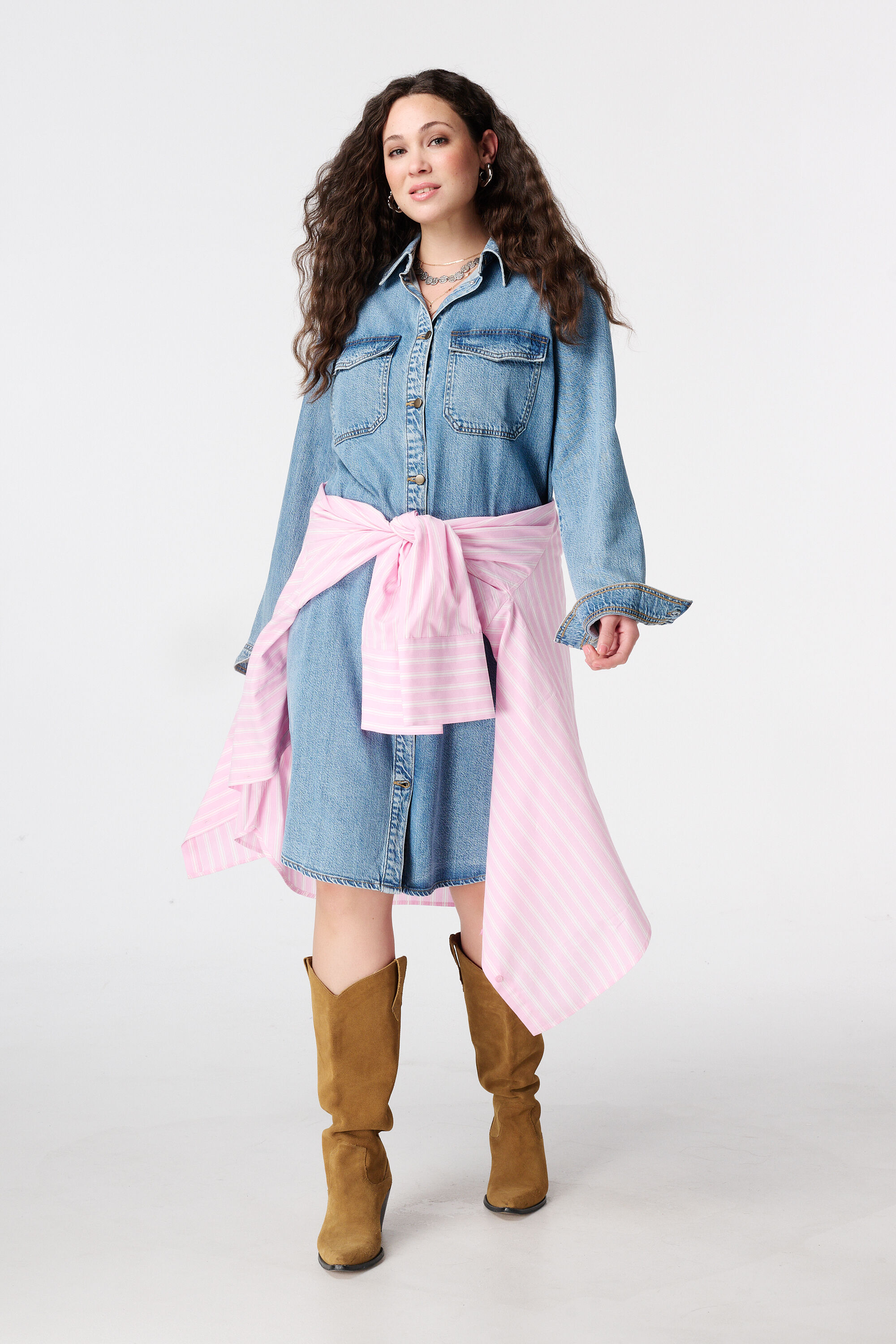 Robe en denim avec fermeture boutonn&eacute;e