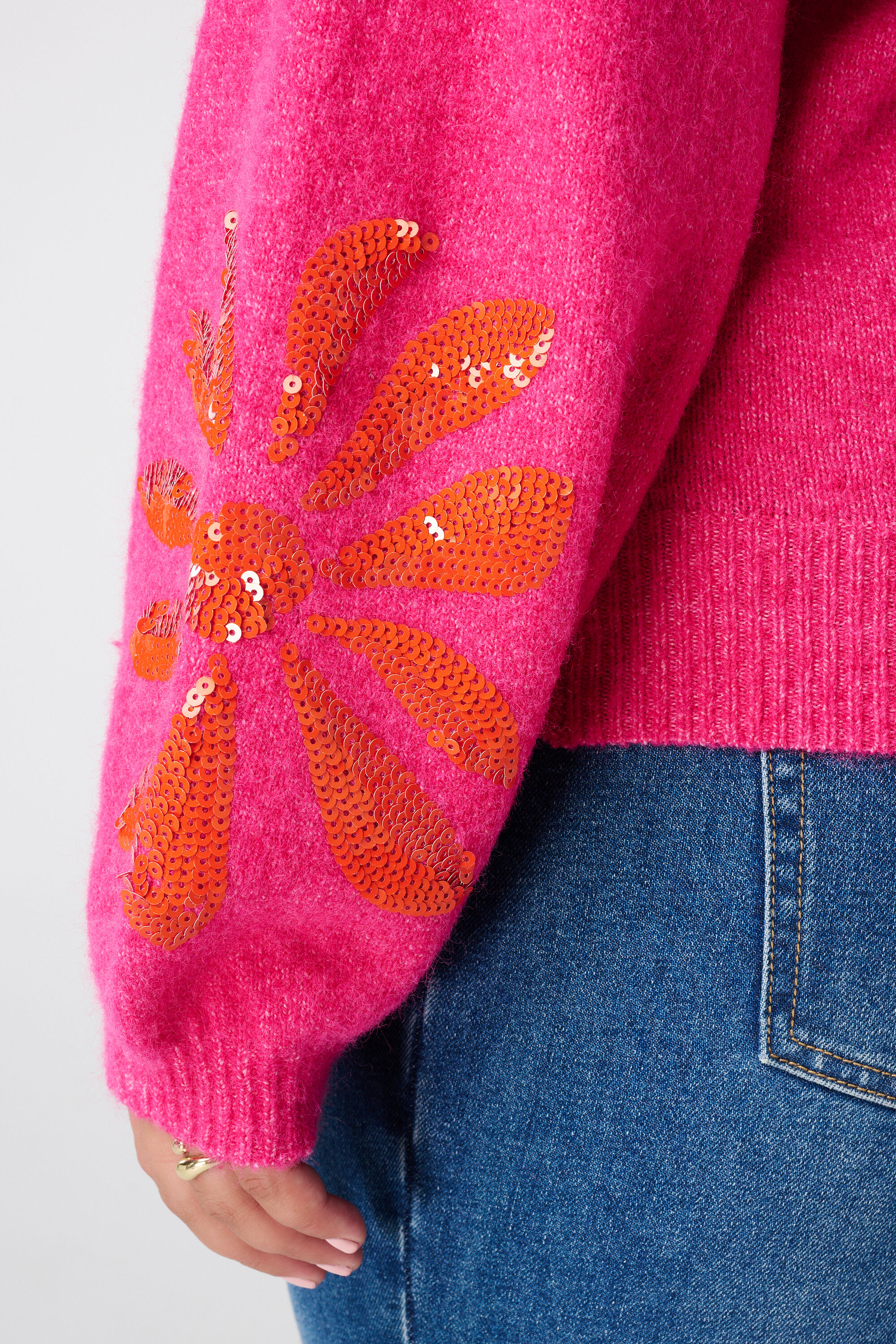 Pull tricot&eacute; avec paillettes sur les manches image number 6