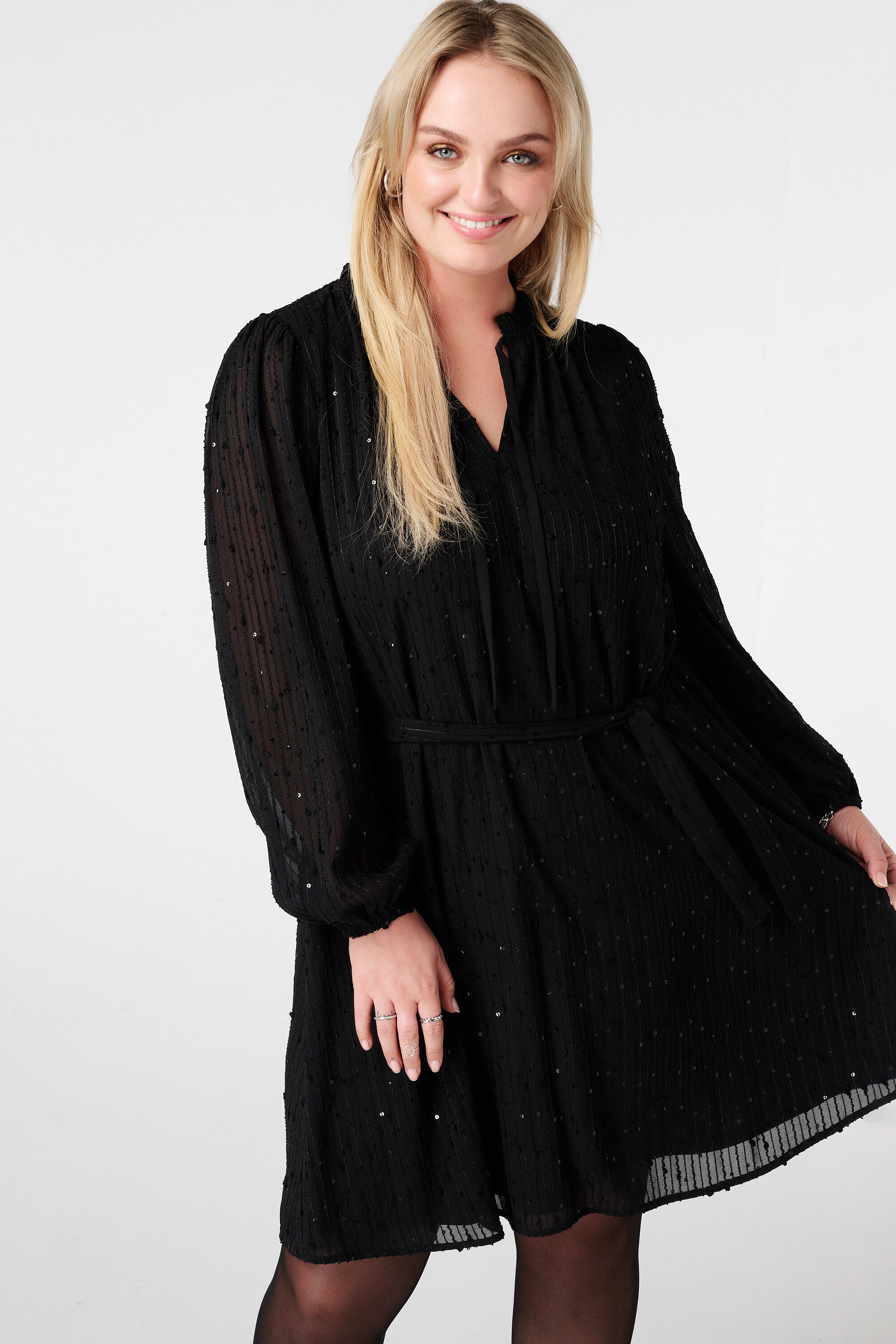 Robe &agrave; paillettes scintillantes et ceinture image number 5