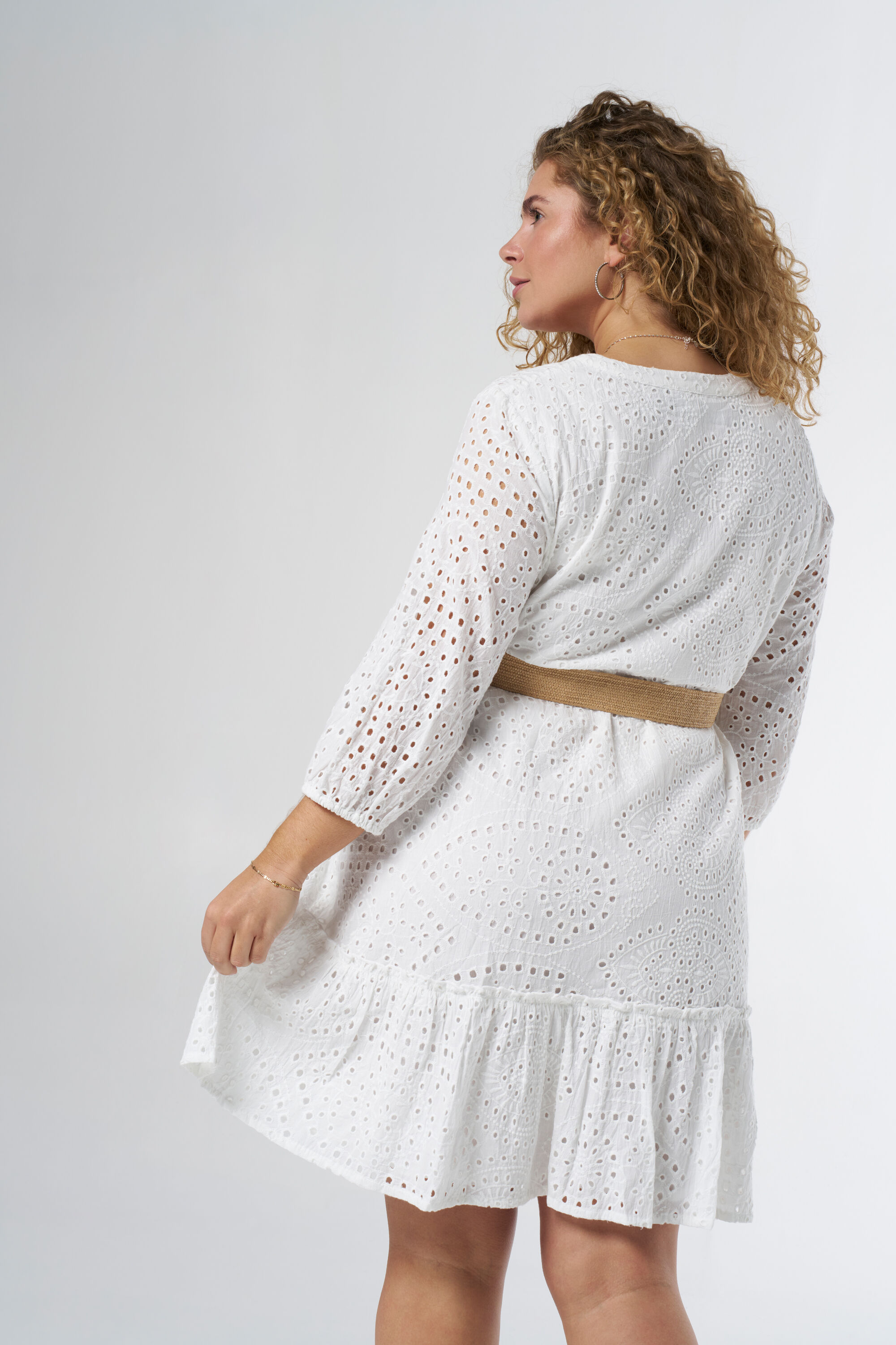 Robe courte avec broderie et ceinture image number 3